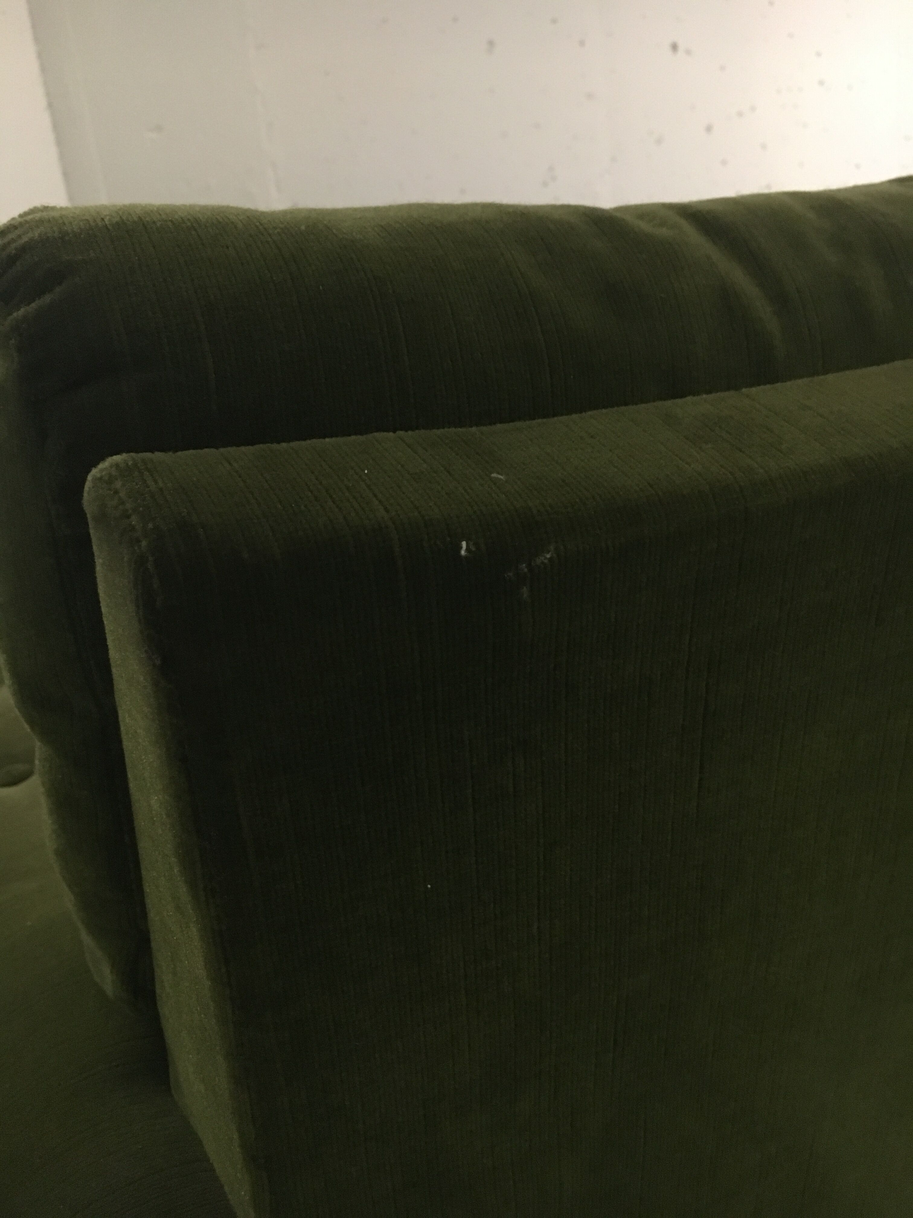 Paire de fauteuils, velours vert à roulettes, des années 70