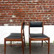 Set of 2 vintage Scandinavian chairs in wood and black faux leather.