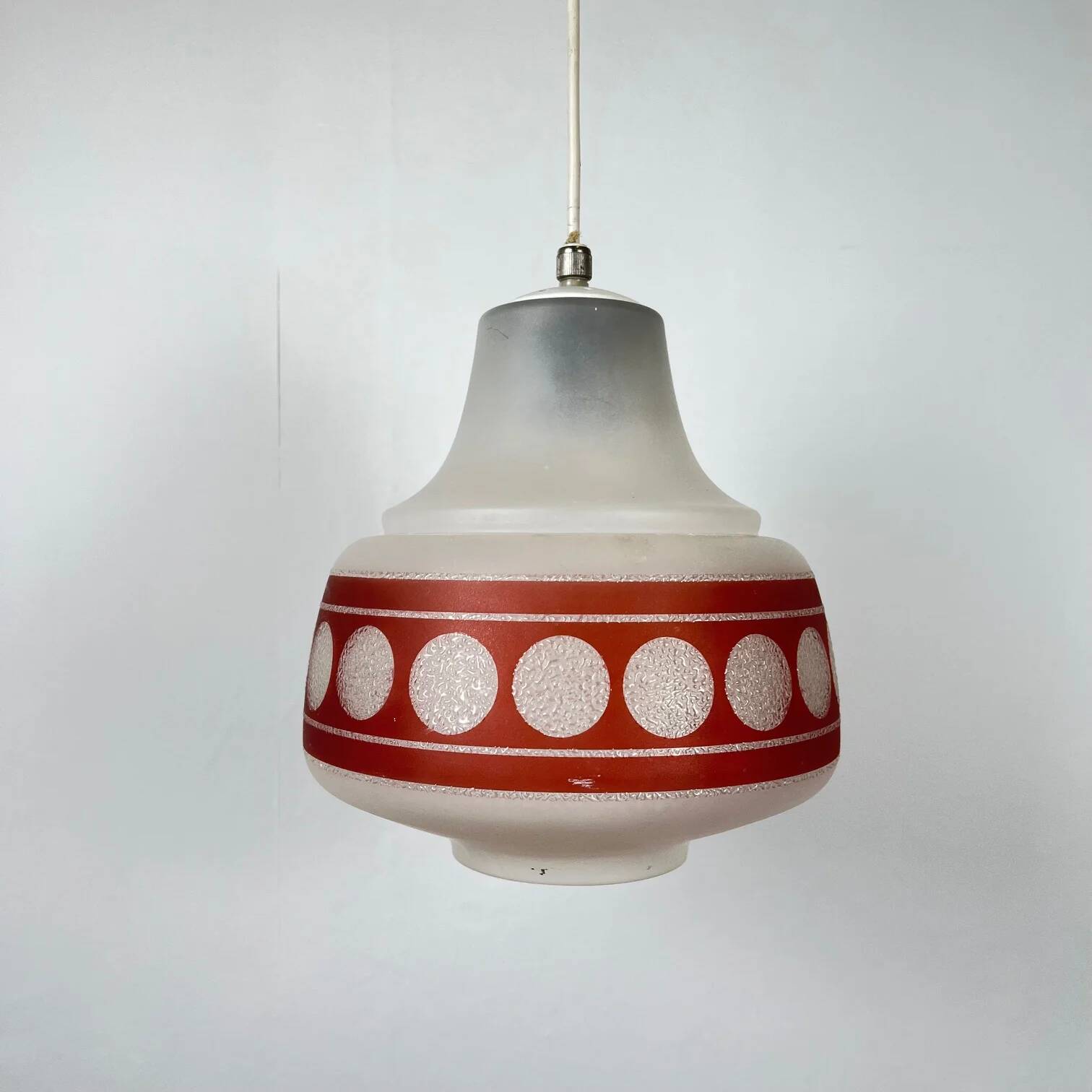 Suspension en verre opalin dépoli et rouge, 1960-70