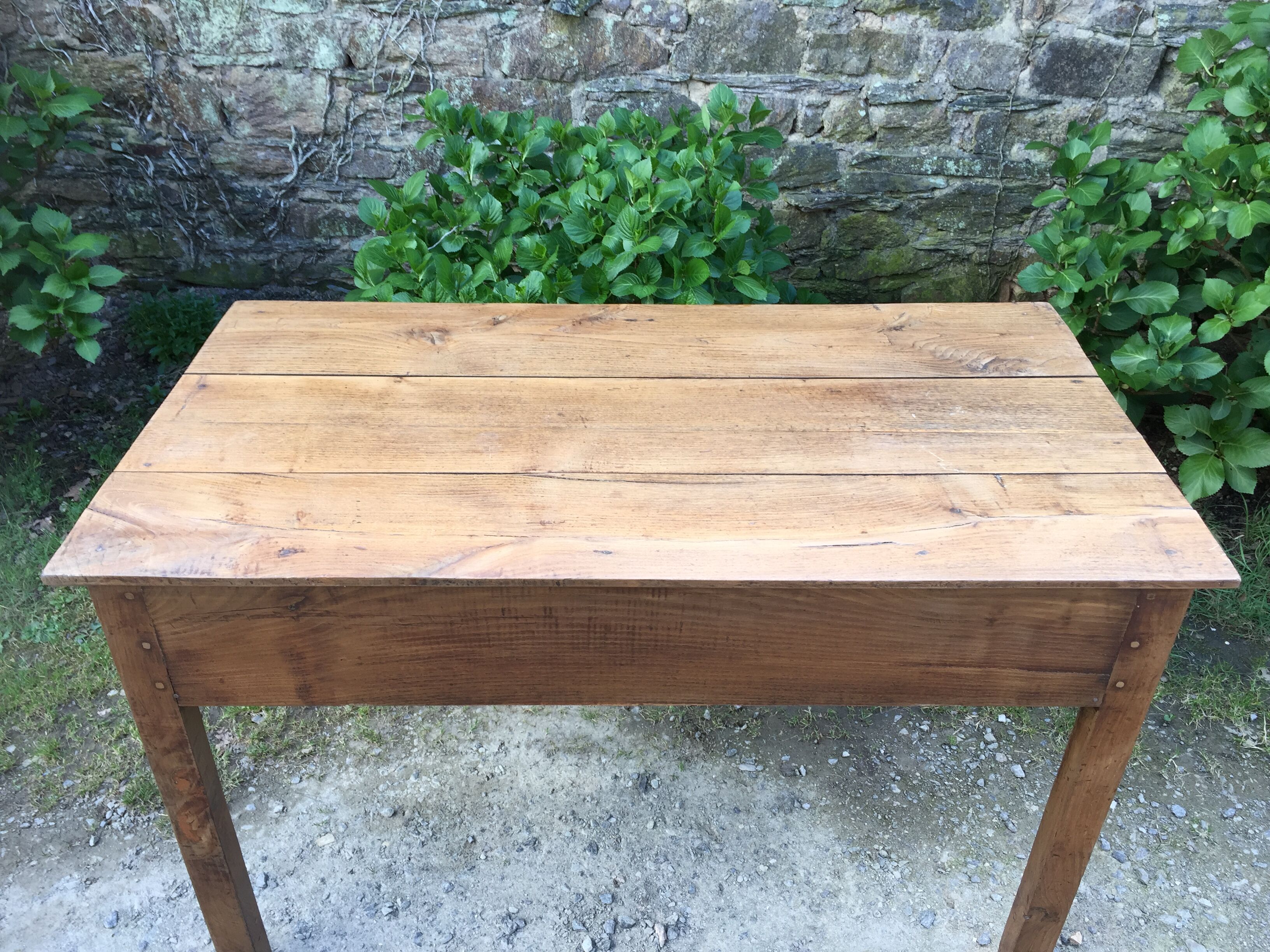 Farm table of the country Brièron (South Brittany) old with 2 drawers in chestnut.