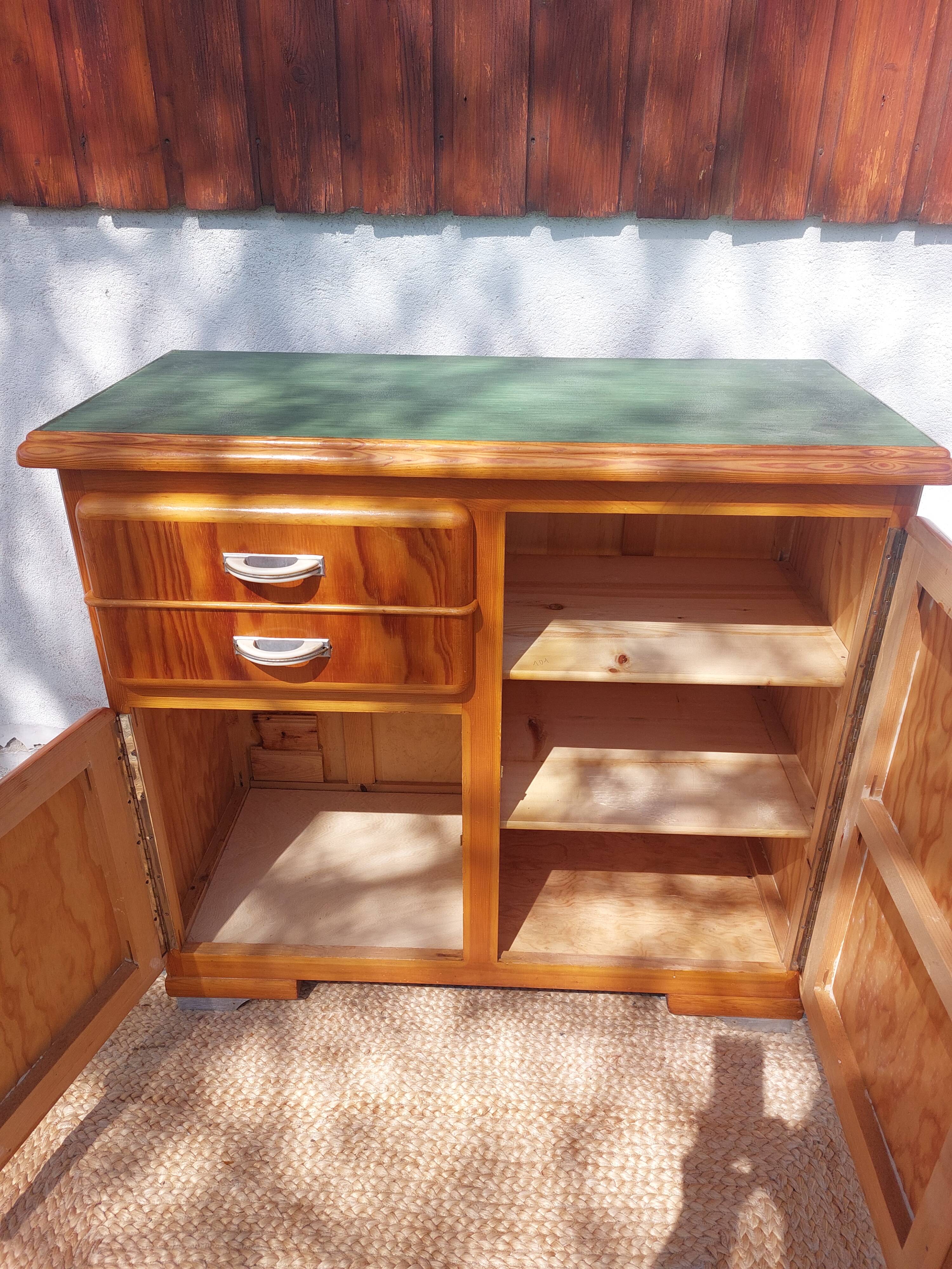 buffet Mado, portes asymétriques