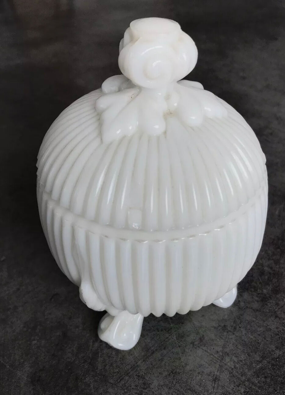 Bonbonnière in white opaline glass round tripodium shape