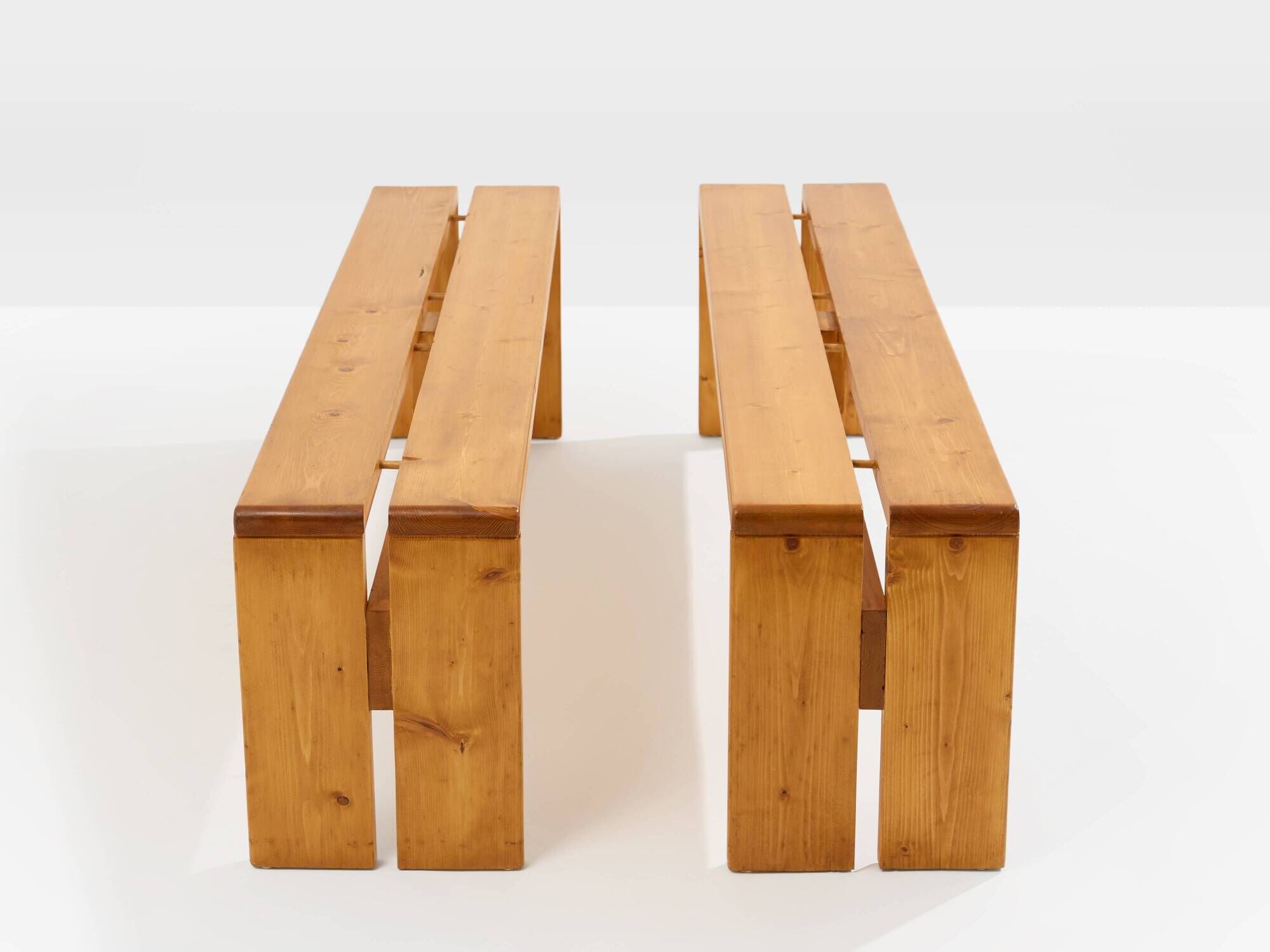 Paire de bancs Charlotte Perriand en pin Les Arcs 1970