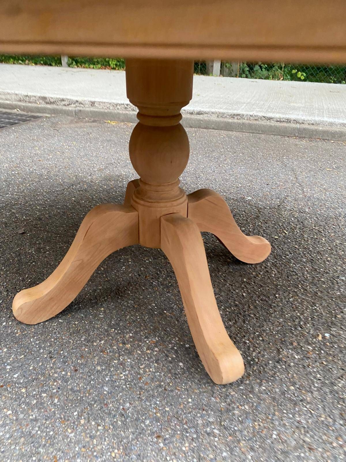 Table à manger ronde extensible décapée en merisier massif brut pied centra