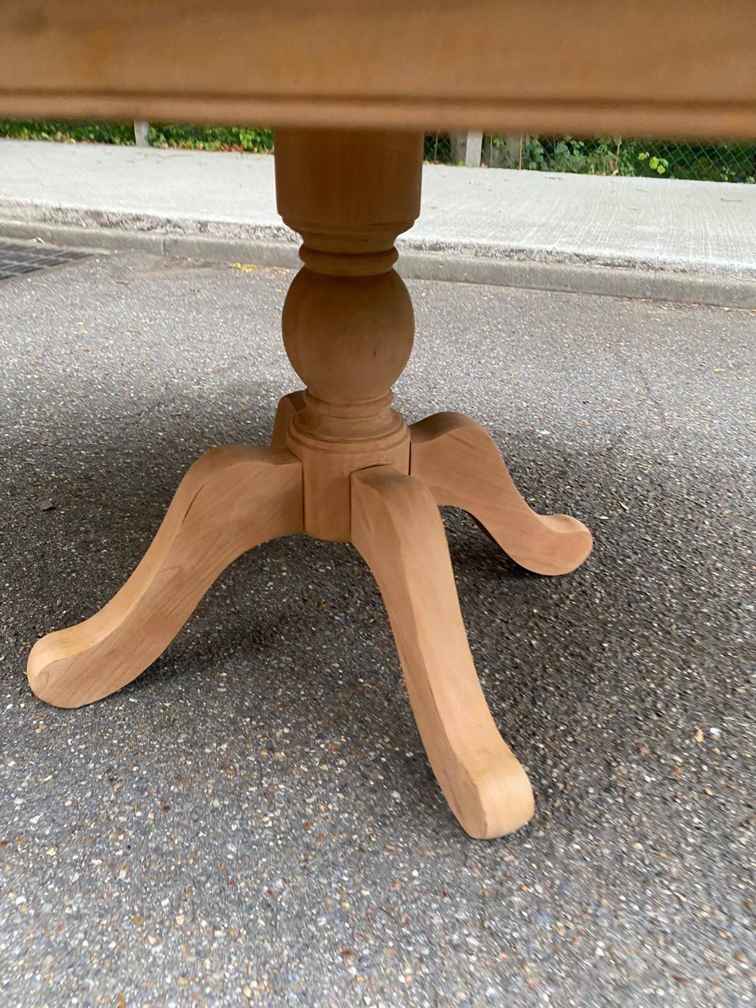 Table à manger ronde extensible décapée en merisier massif brut pied centra