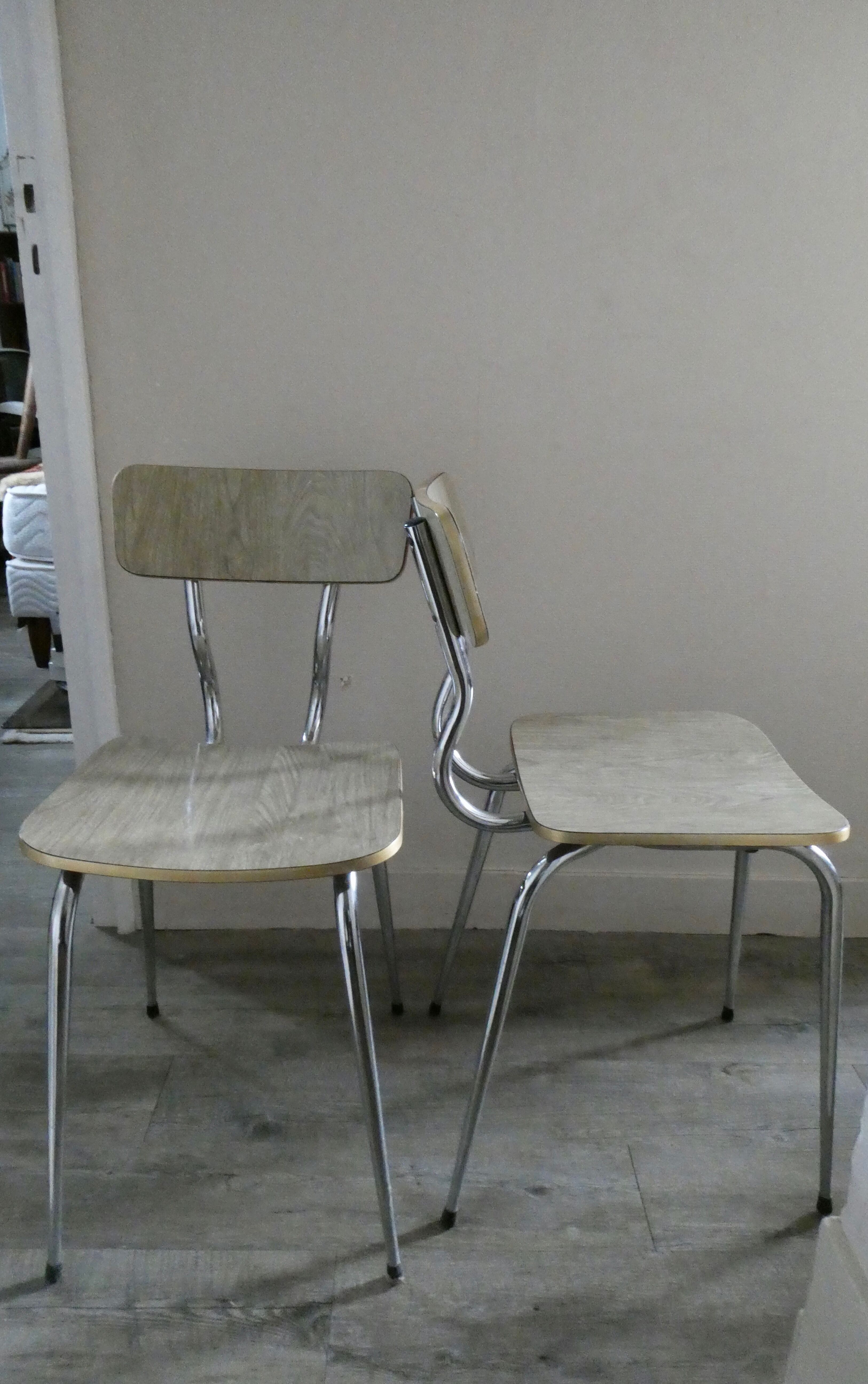 Pair of chairs in Formica effect wood veins and golden singing