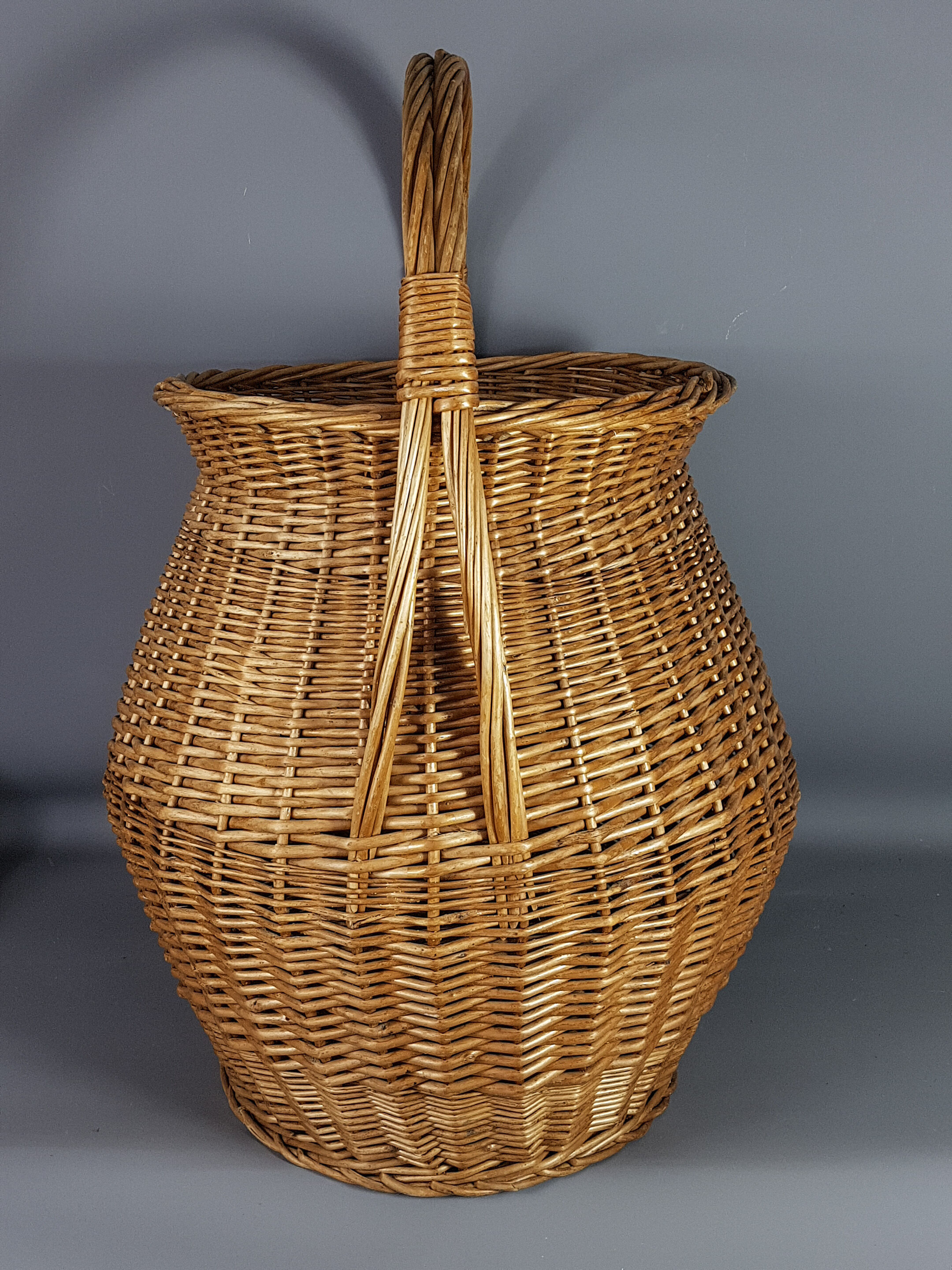 Large basket or basket in vintage rattan 60/70s. Very nice clean state.