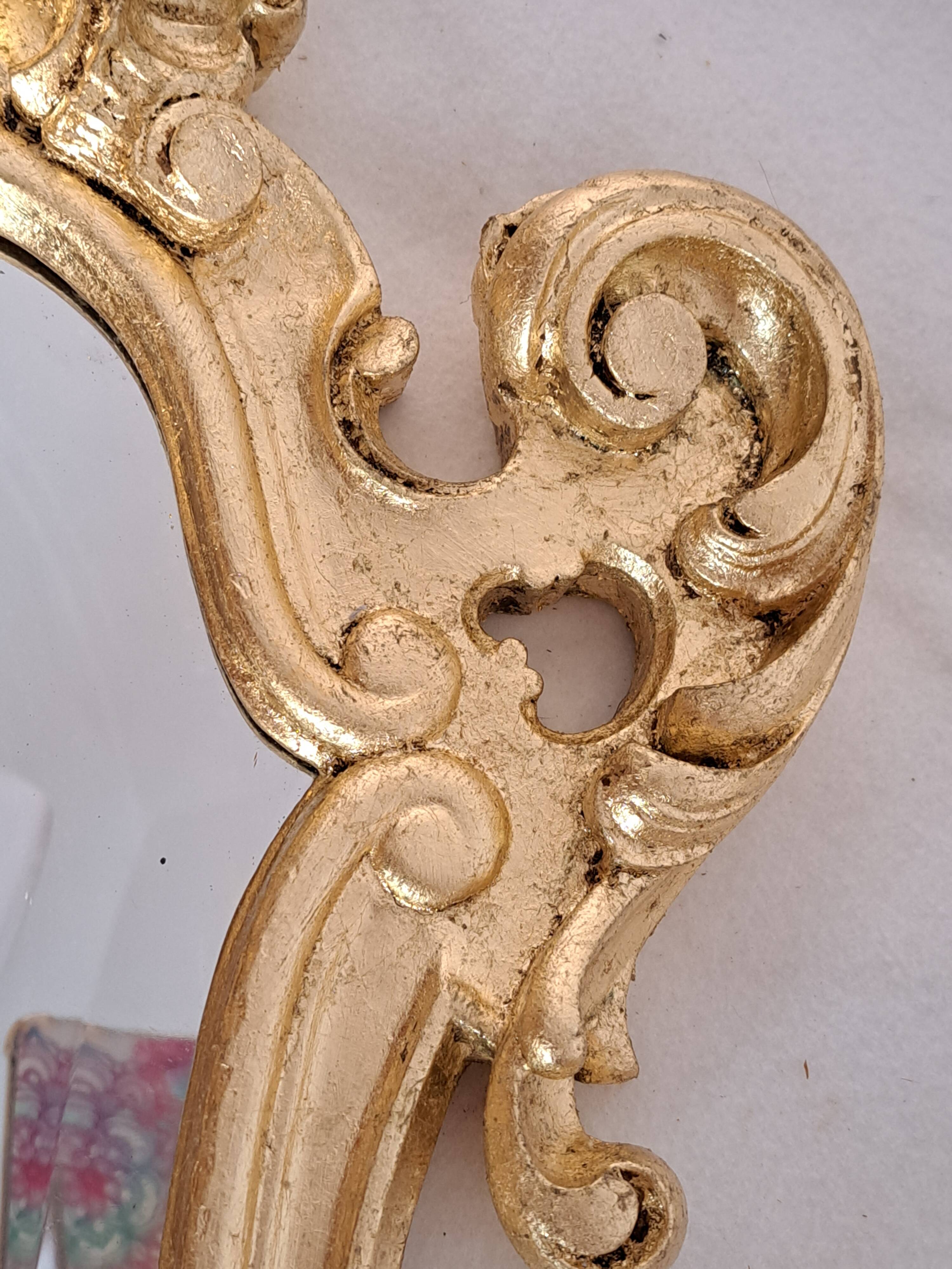 Miroir en bois et doré à la feuille doré