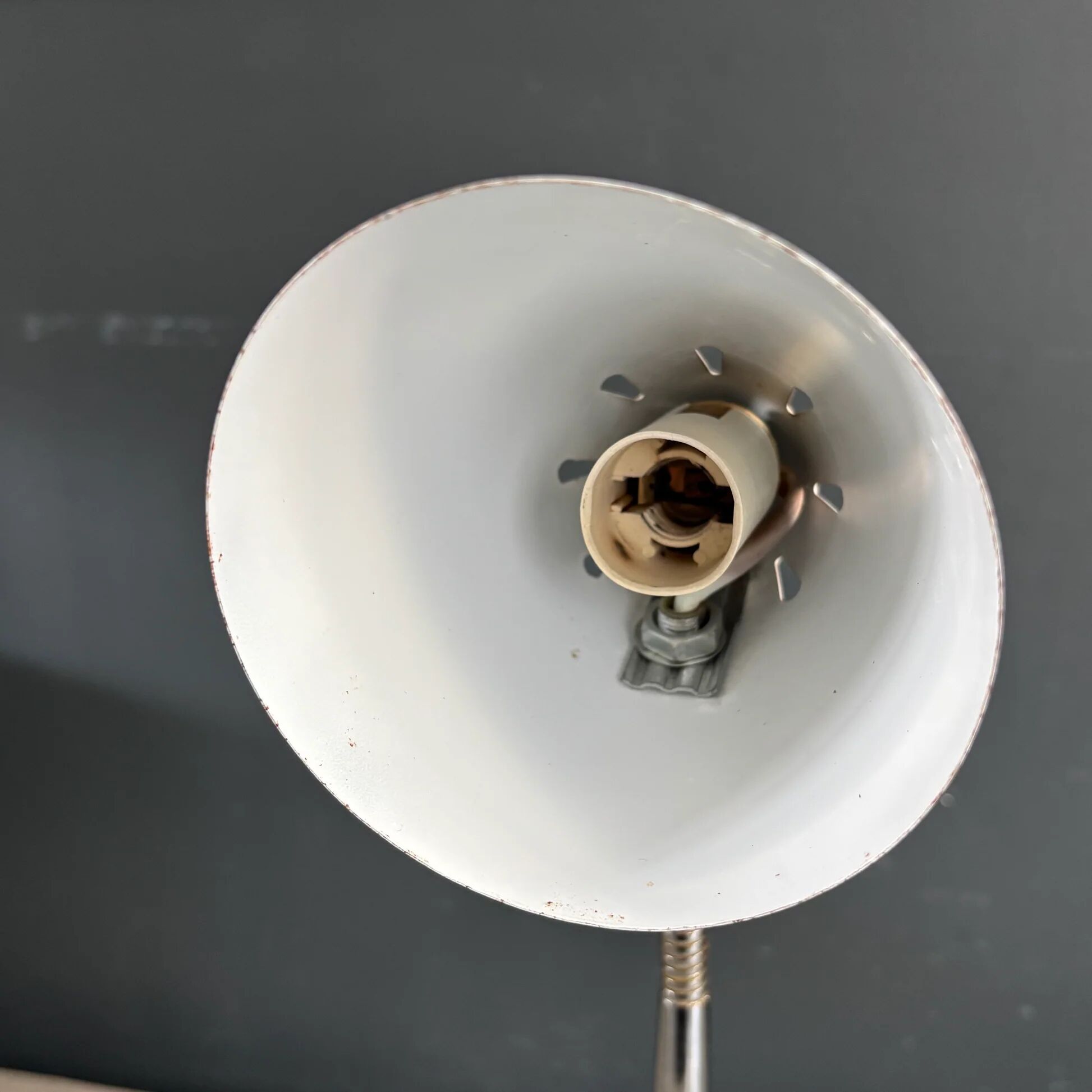 Vintage desk lamp Kompernass adjustable in pearl grey lacquered metal.