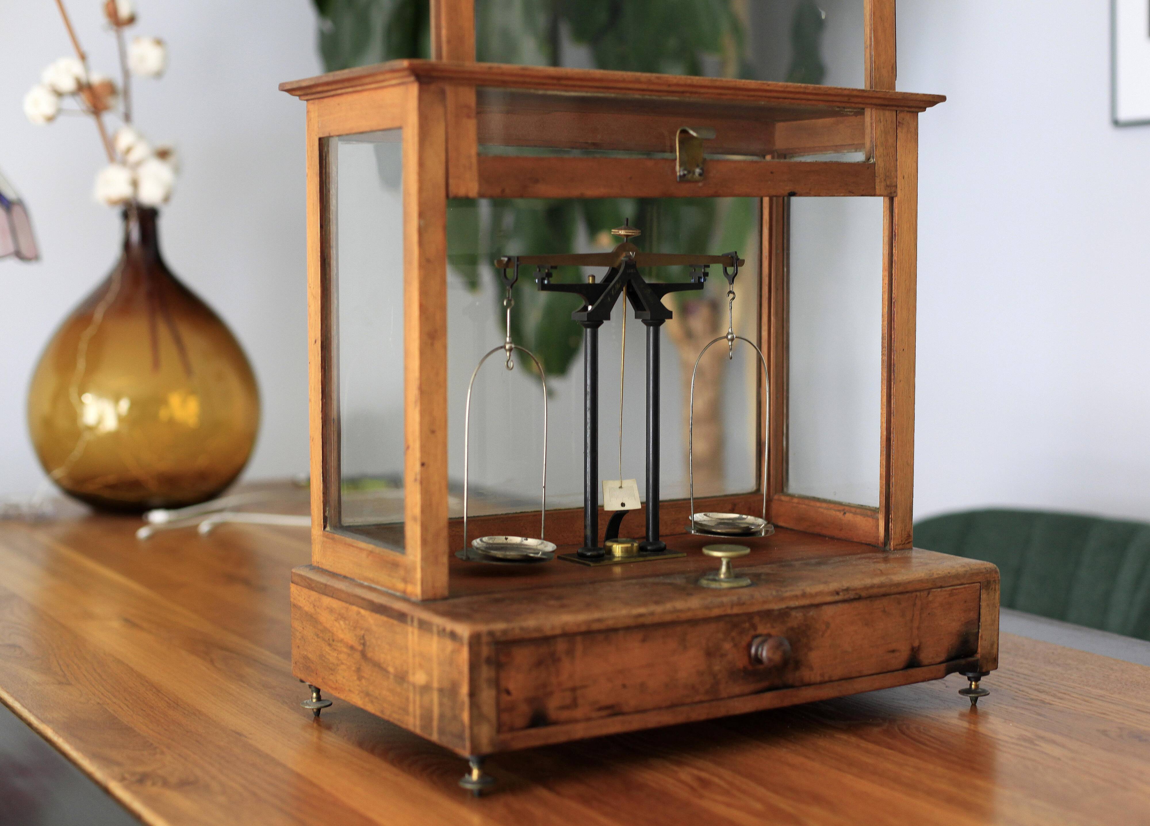 Pharmacy precision balance 1883