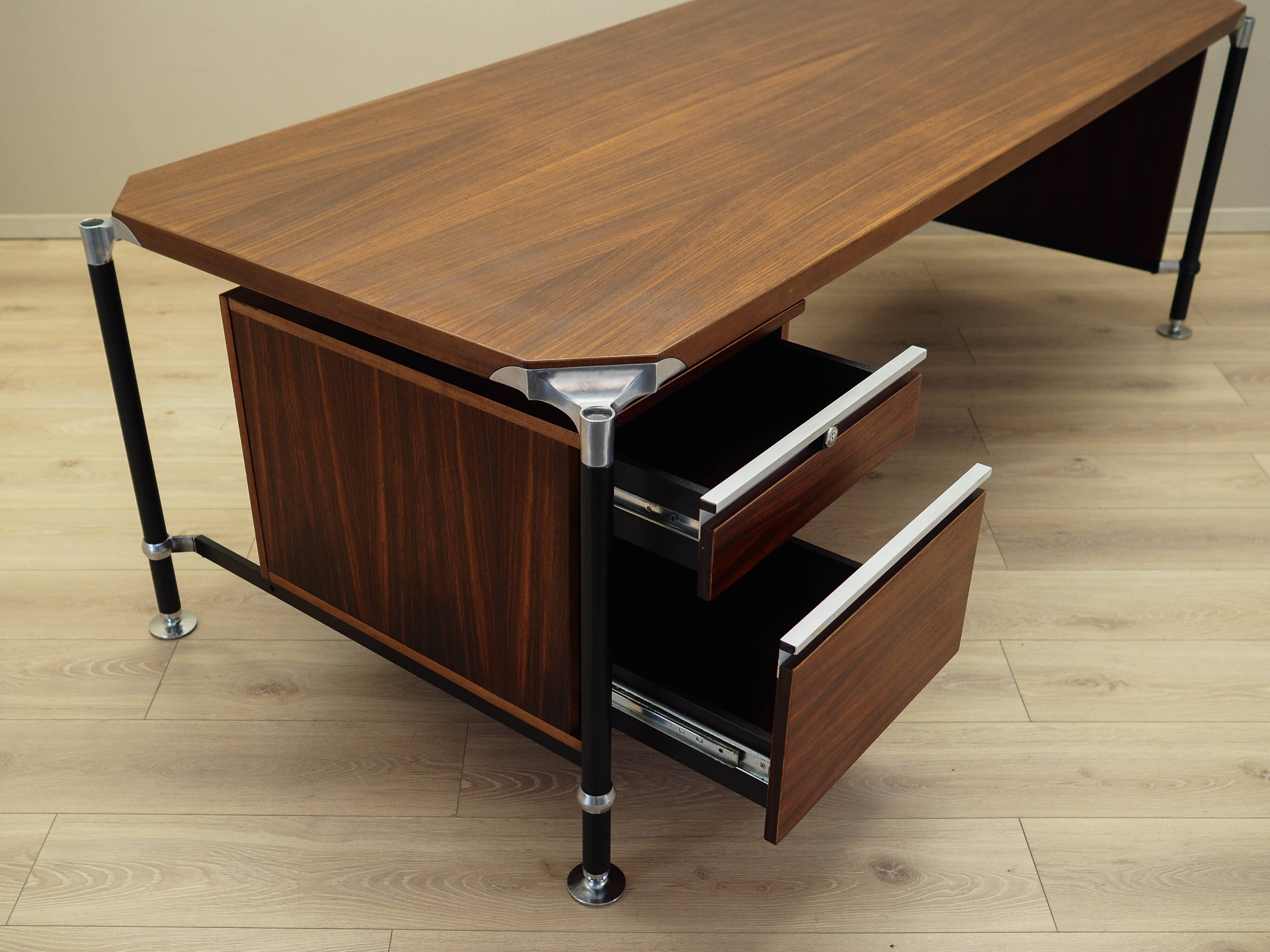 Bureau en palissandre, design italien, années 1970, designers : Ico et Luisa Parisi, manufacture