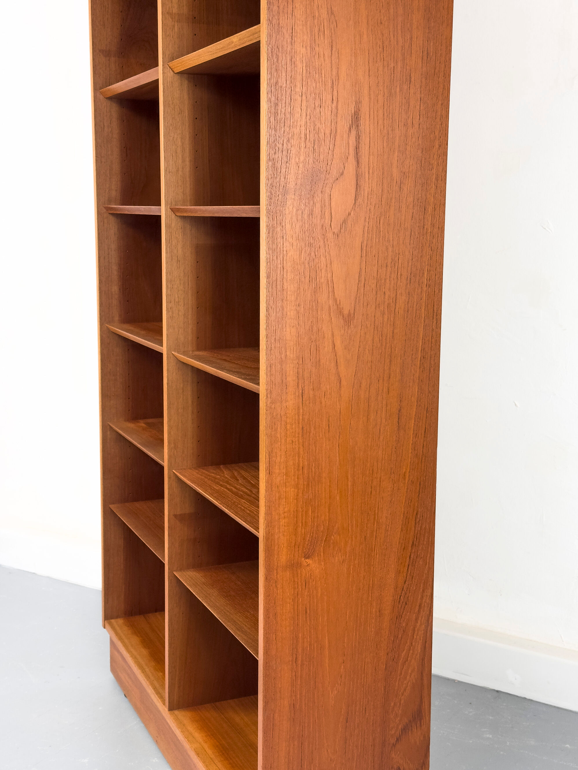 Bibliothèque en teck par Carlo Jensen pour Hundevad & Co., 1960