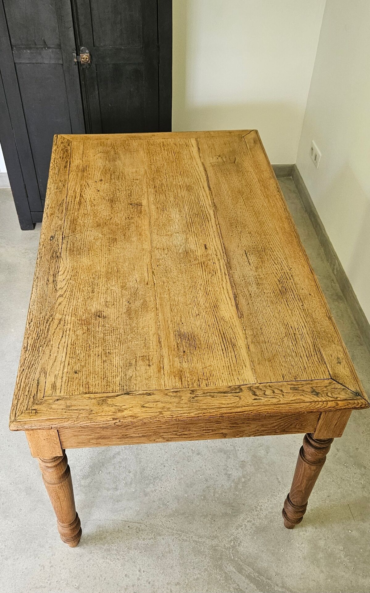 Farmhouse table, solid oak wood, raw finish, shell handles, for 6 people.