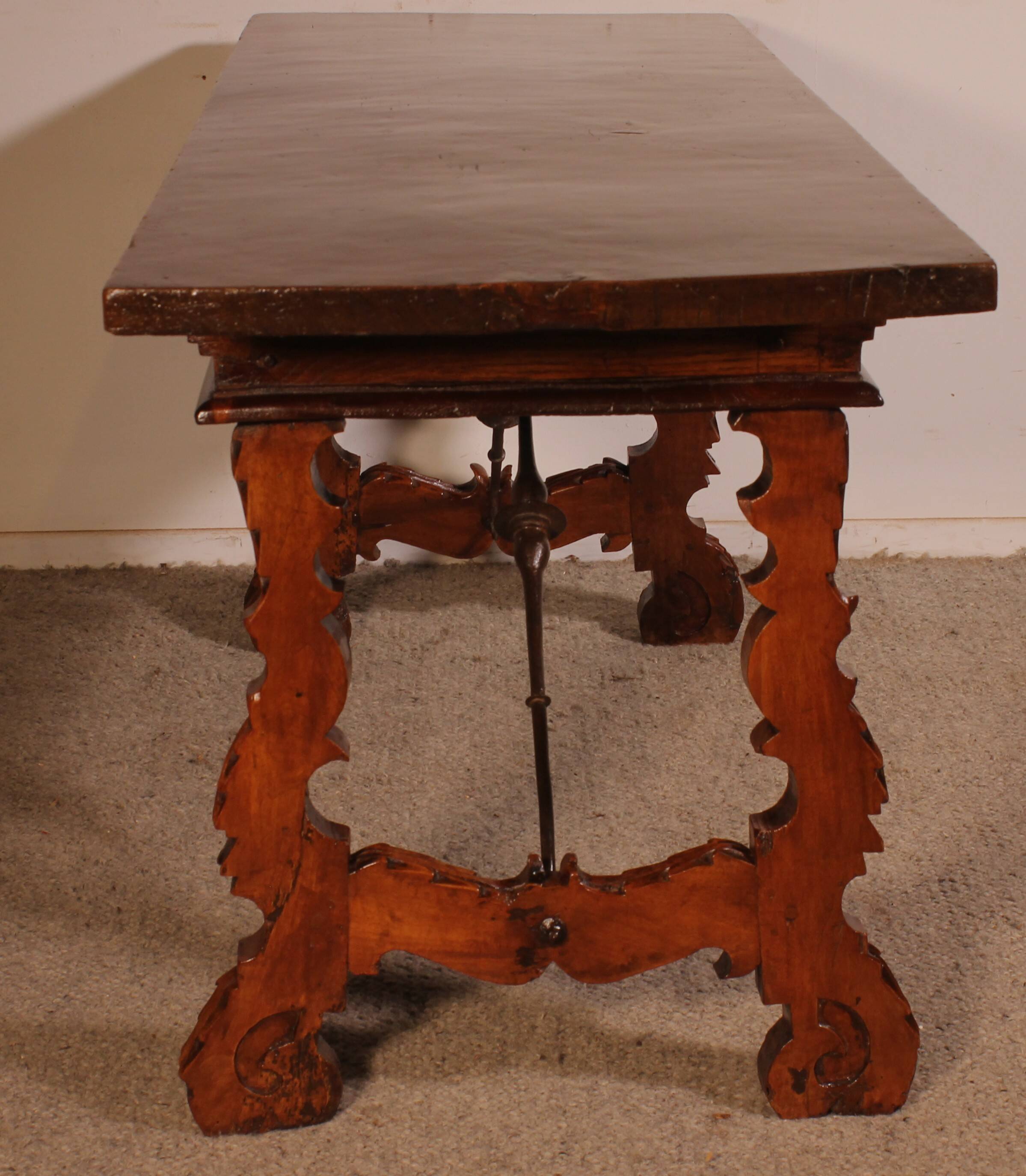 Spanish walnut console - 17th century