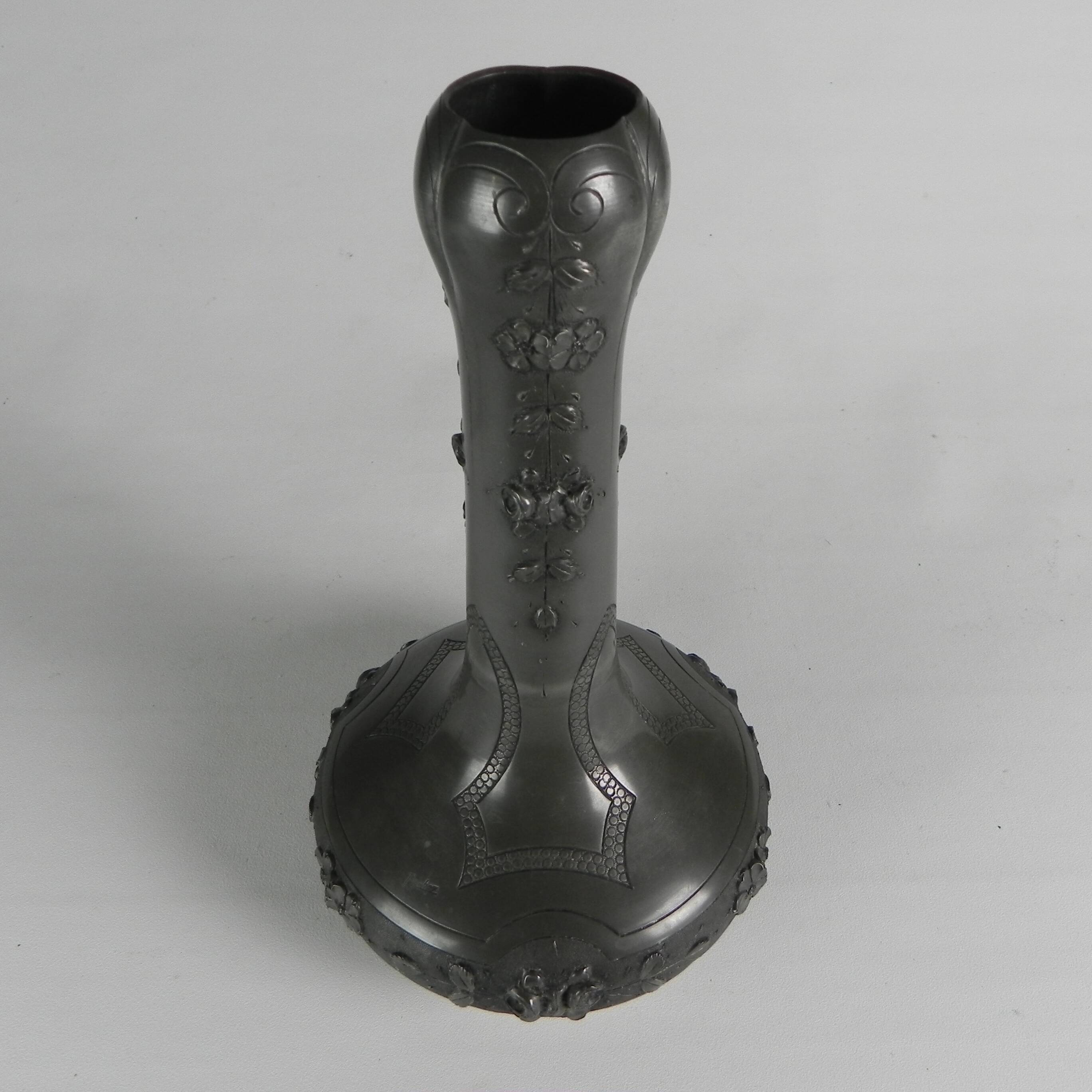 Art Nouveau vase in pewter signed Pechez, early 20th century.