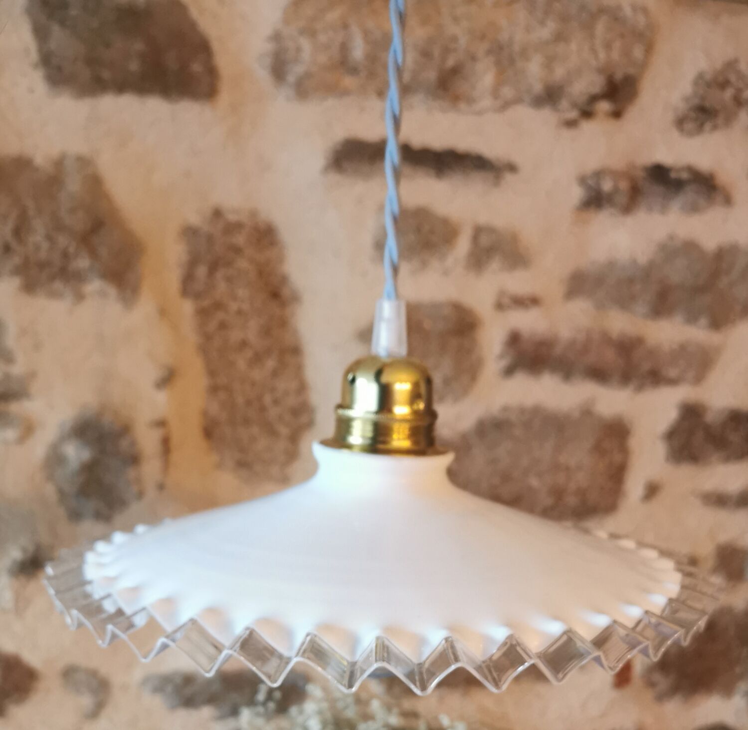 Suspension in white lace opaline, sky blue cable.