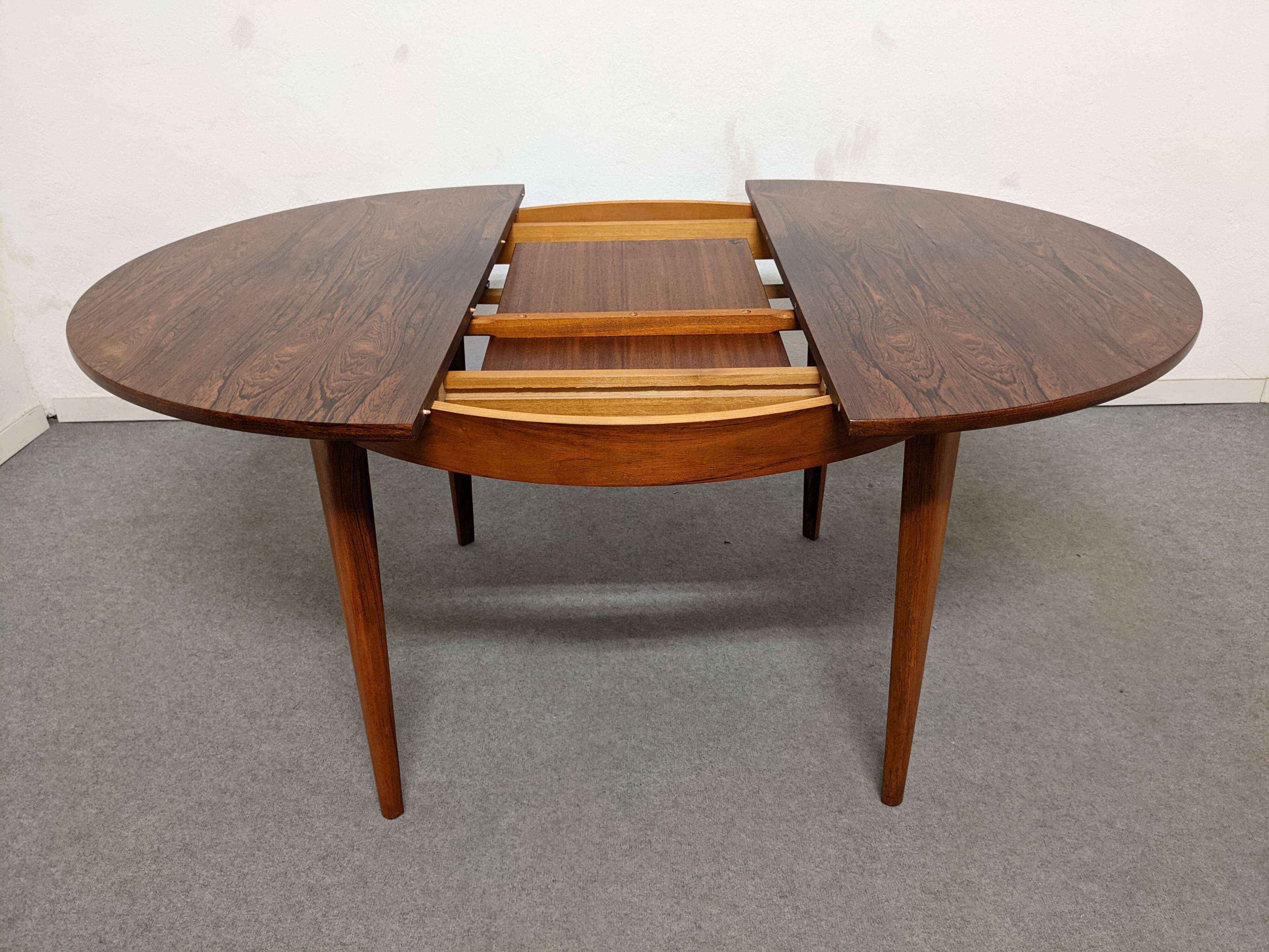 Scandinavian extendable rosewood dining table from the 60s/70s