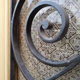 Porte d'entrée cintrée double en chêne, grilles et verre, XIXème