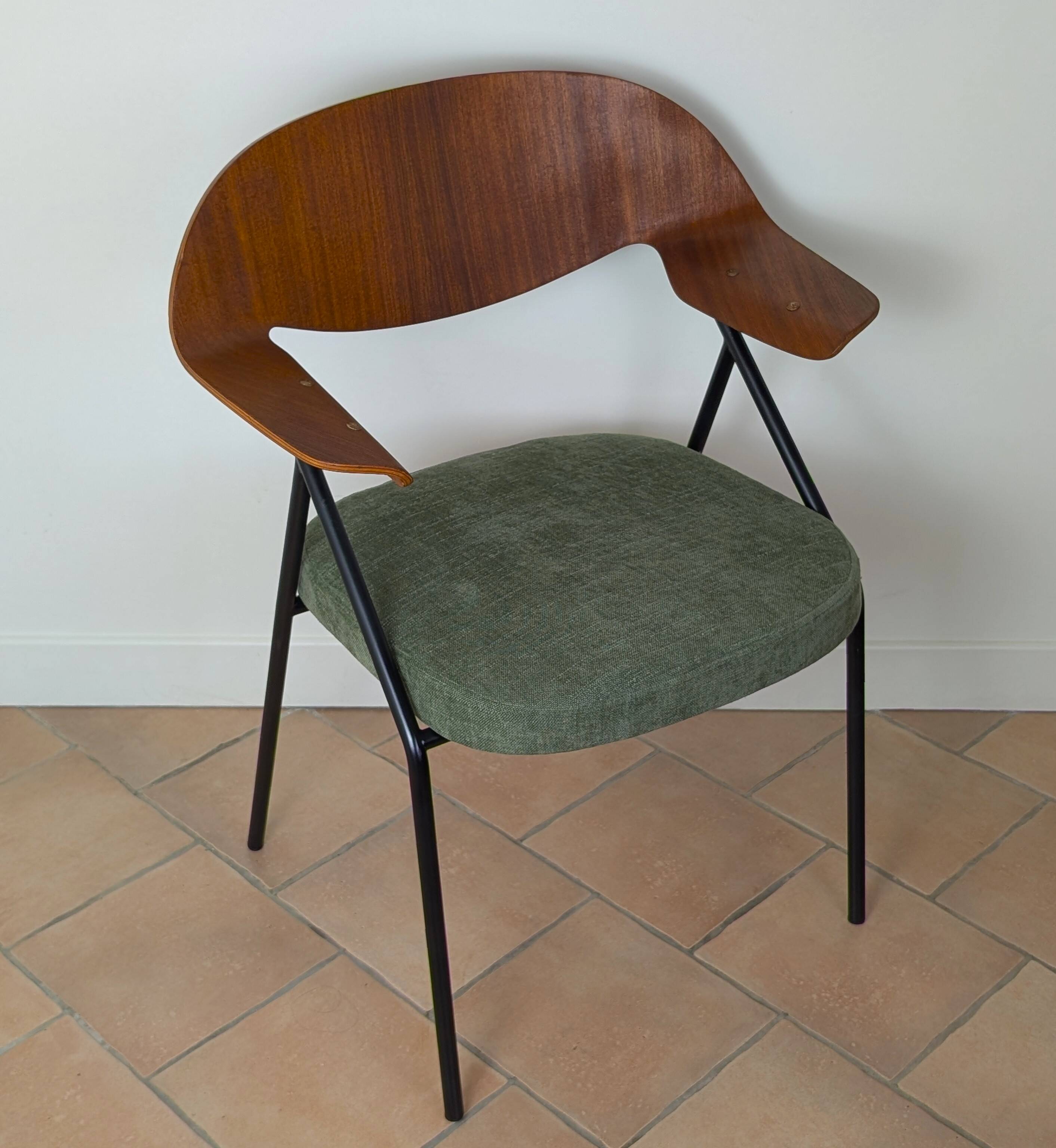 Robin Day armchair for Airborne