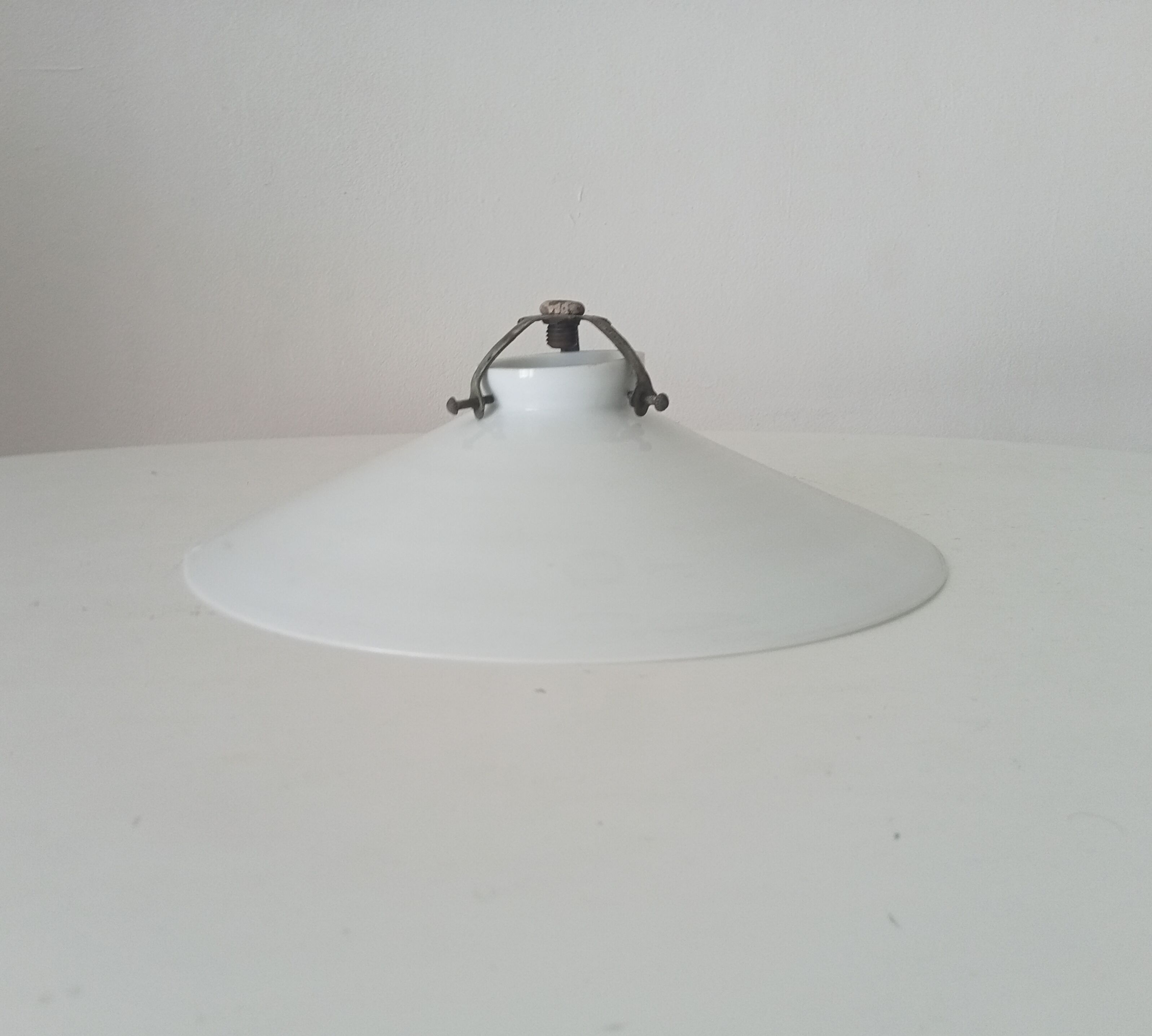 Vintage opaline lampshade with claw from the 1940s.
