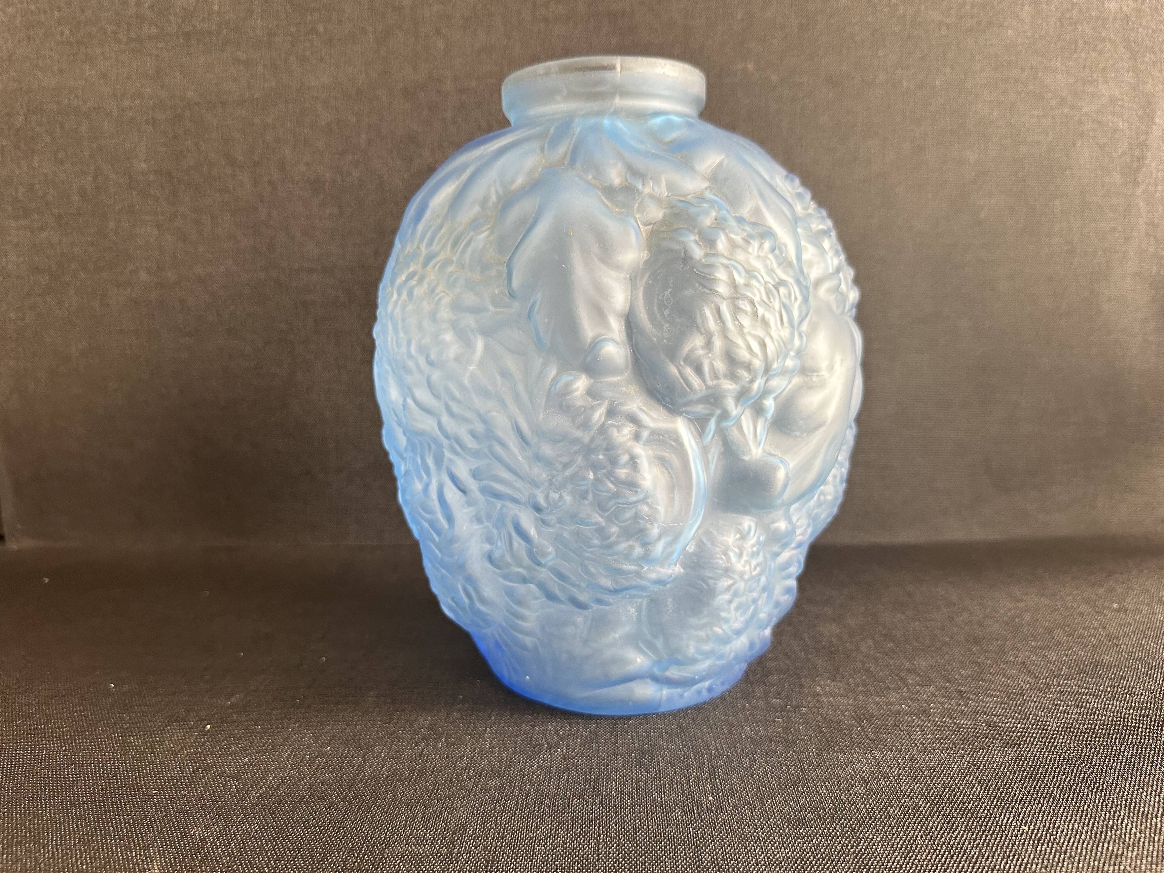 Large Art Deco round vase in frosted blue glass - 1930