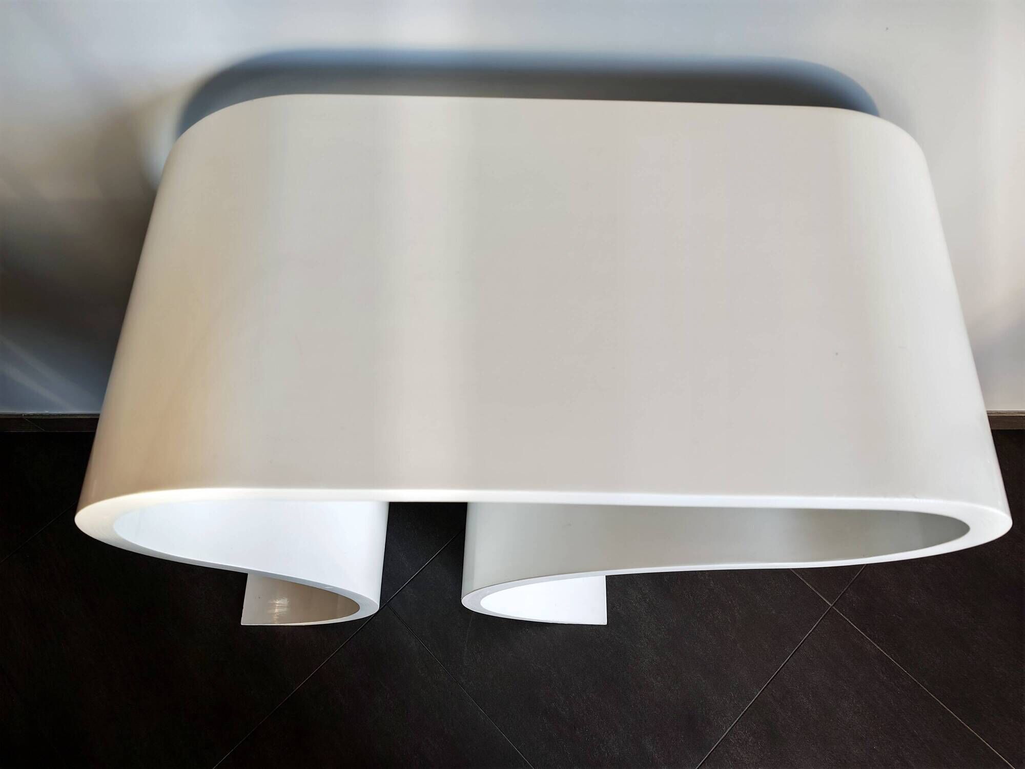 Console blanche laquée, forme ruban courbé