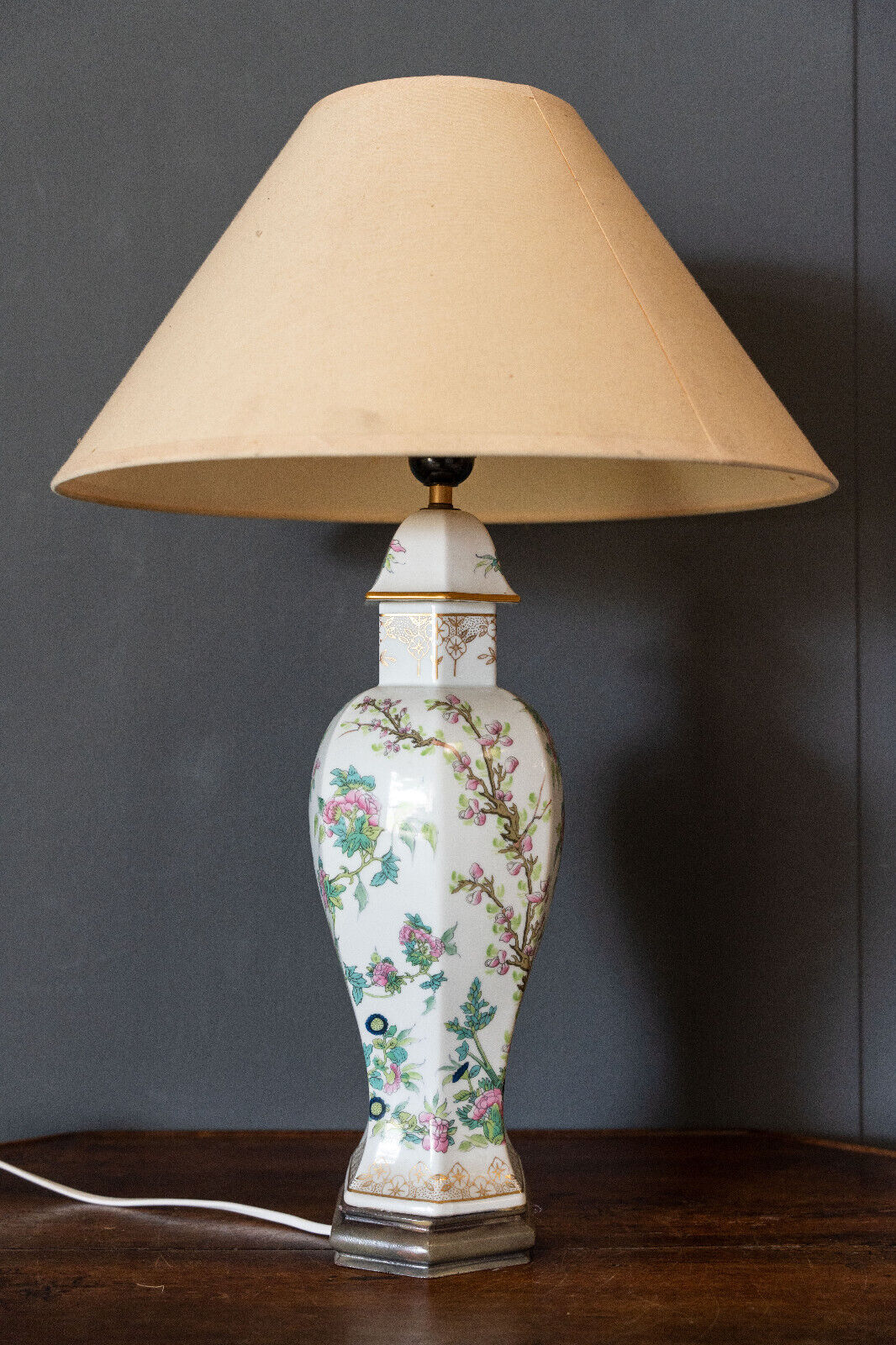 Chinese porcelain lamp mid-twentieth floral decoration wood support