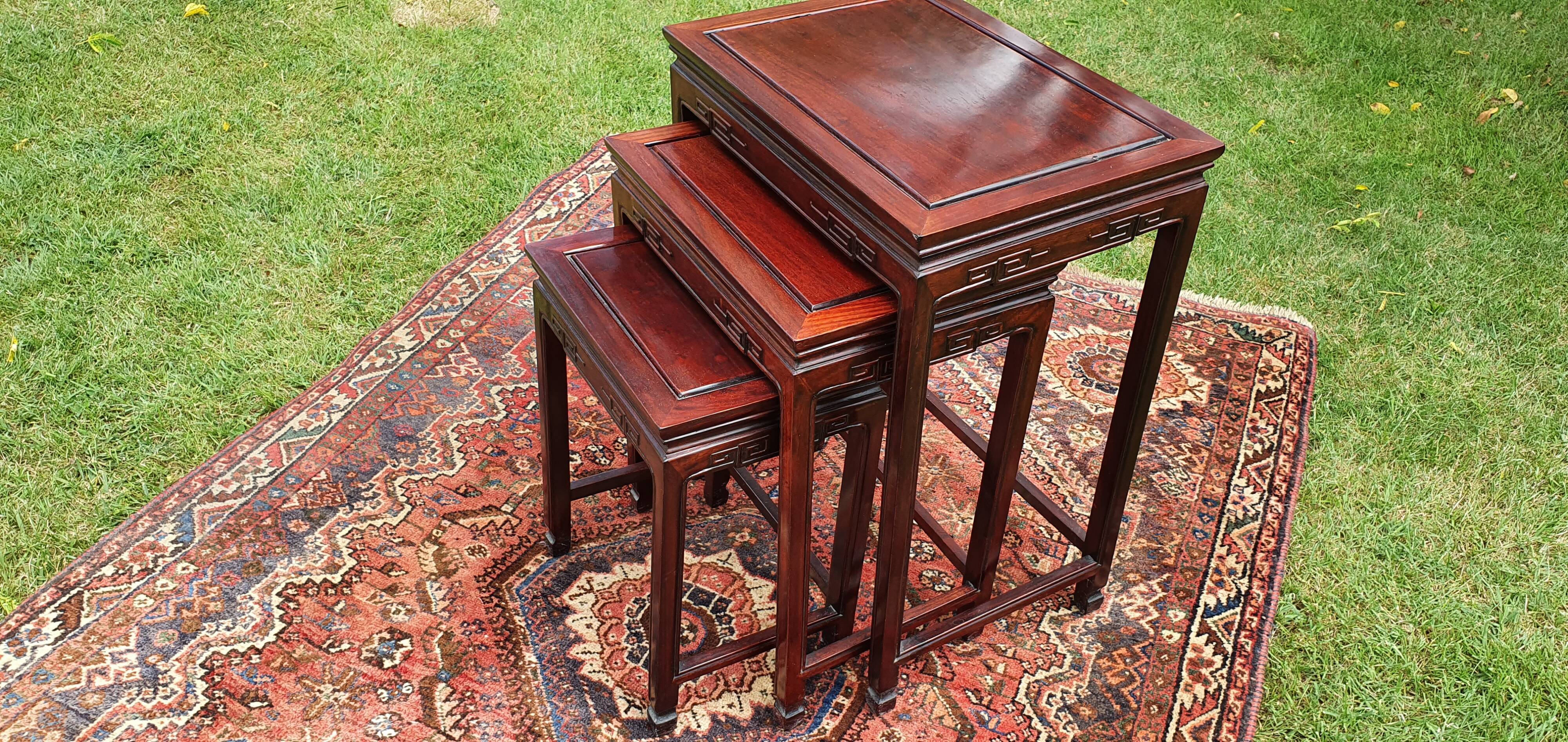 Table Chinese trundle made of rosewood.