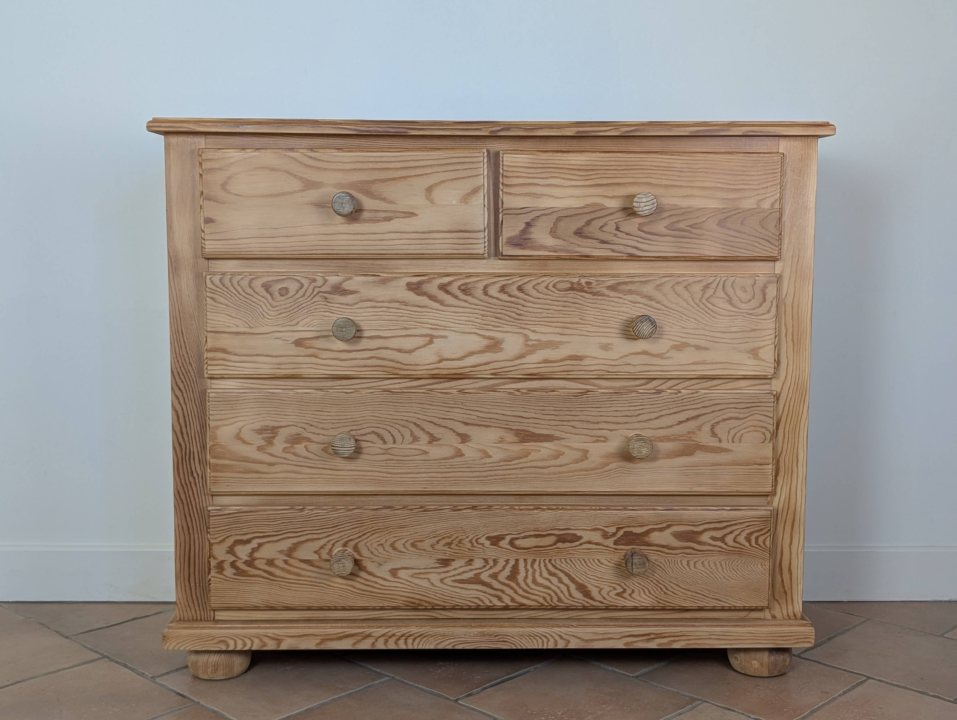 Pine chest of drawers