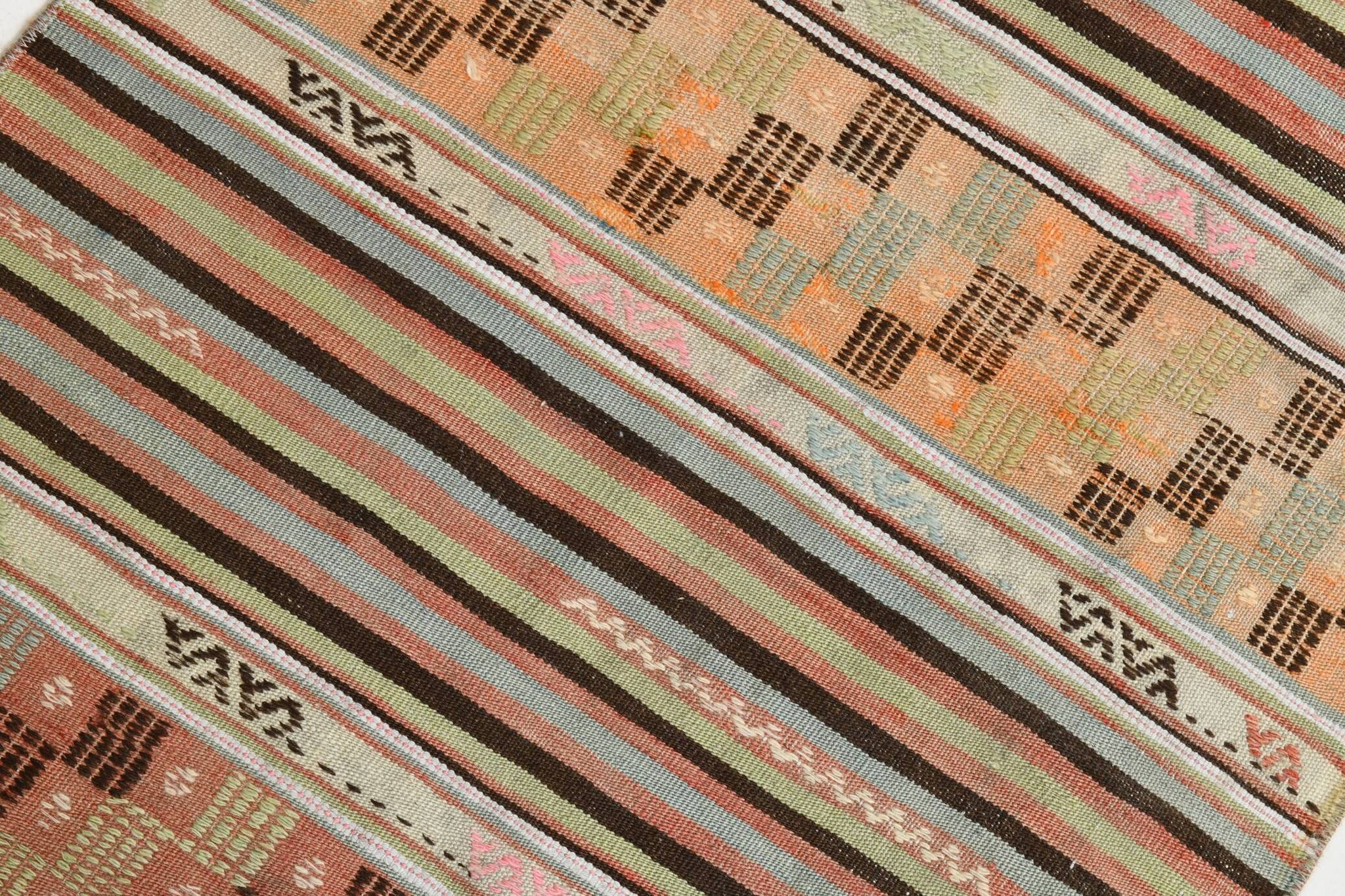 Tapis Kilim rouge pâle et vert