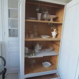 Armoire, penderie patinée gris perle finition cirée.
