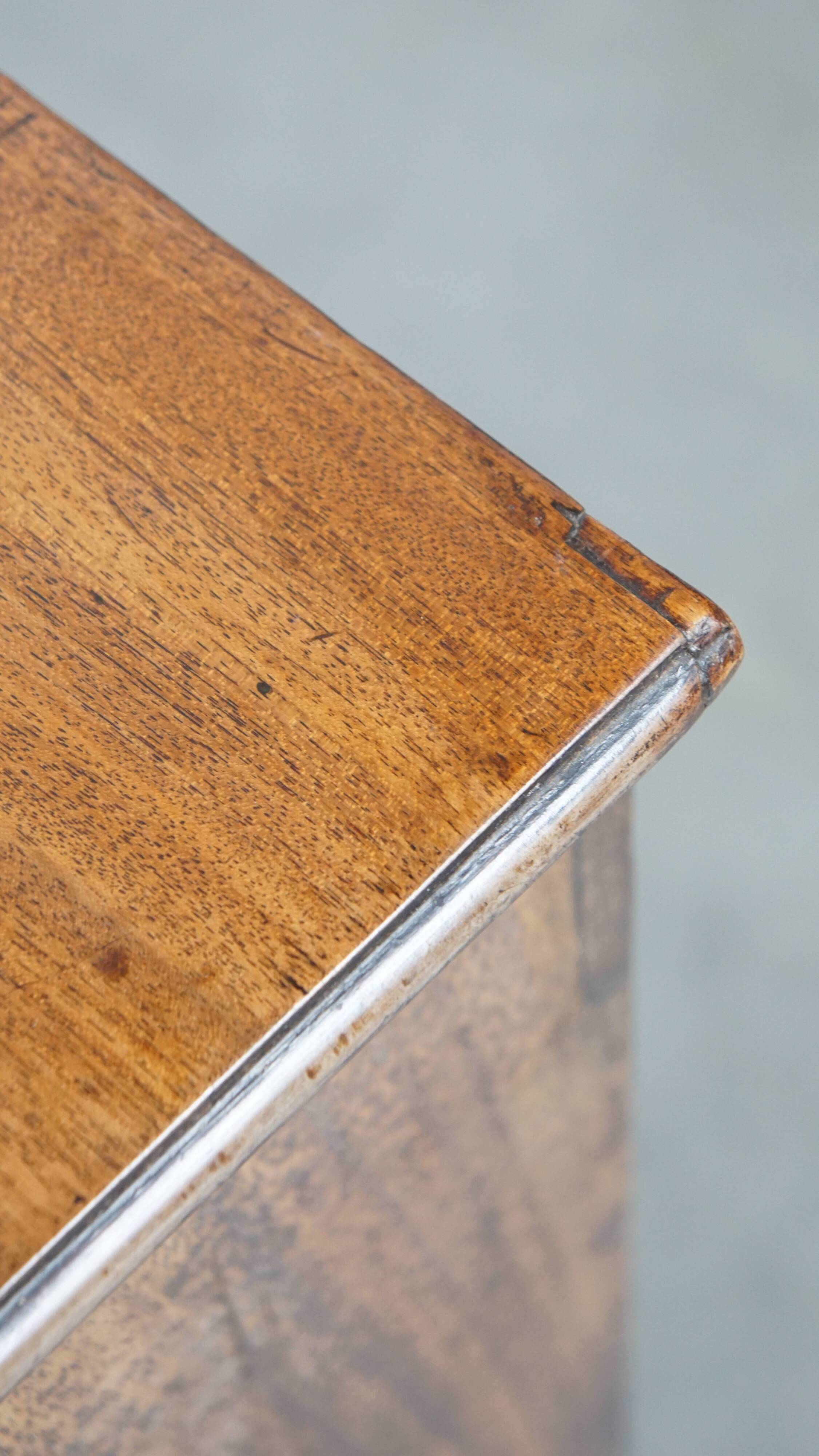 Antique 18th-Century English Chest of Drawers with Brushing Slide