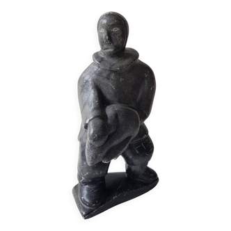 Sculpture sur stéatite d'art Inuit Chasseur / pêcheur esquimau Signée. Année 60