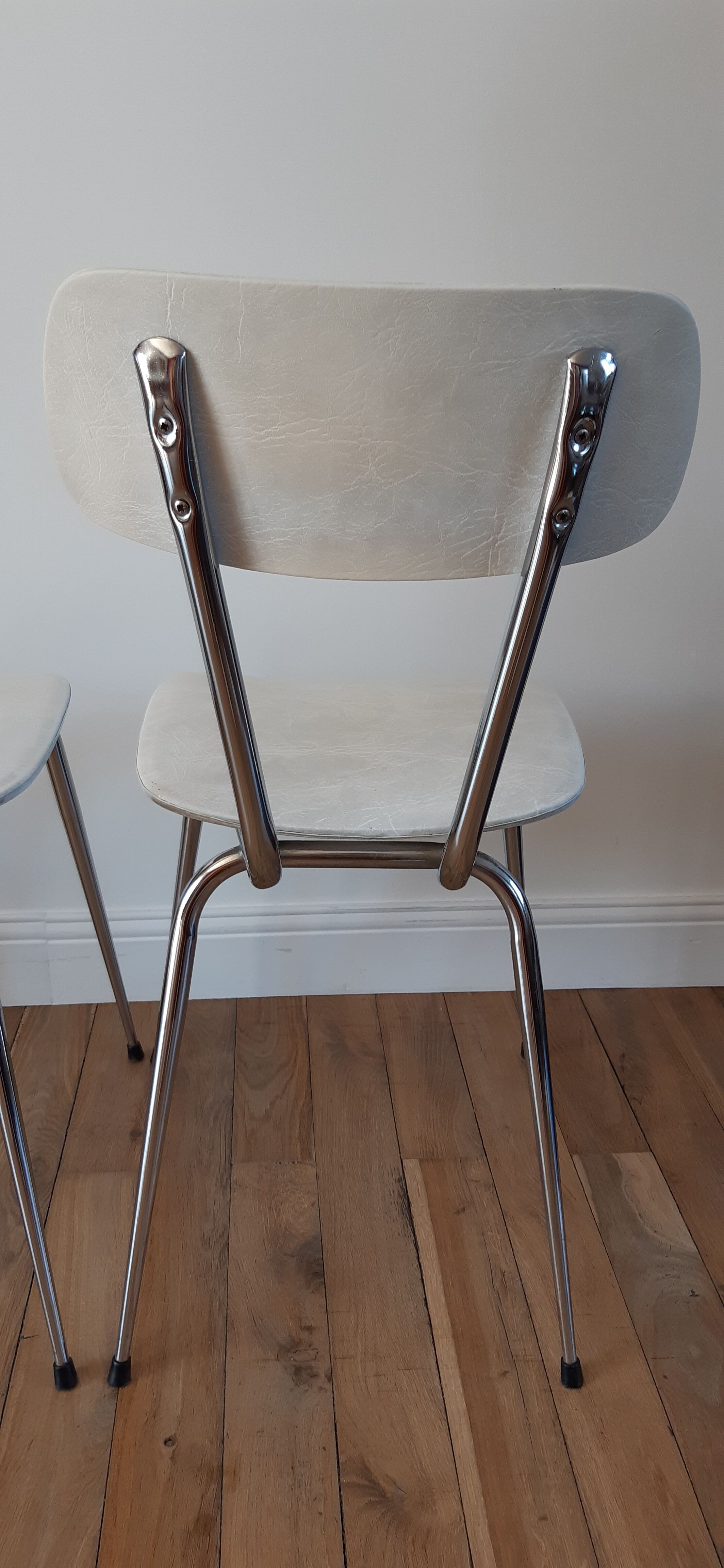 Duo of chairs in skaï, 60-70s