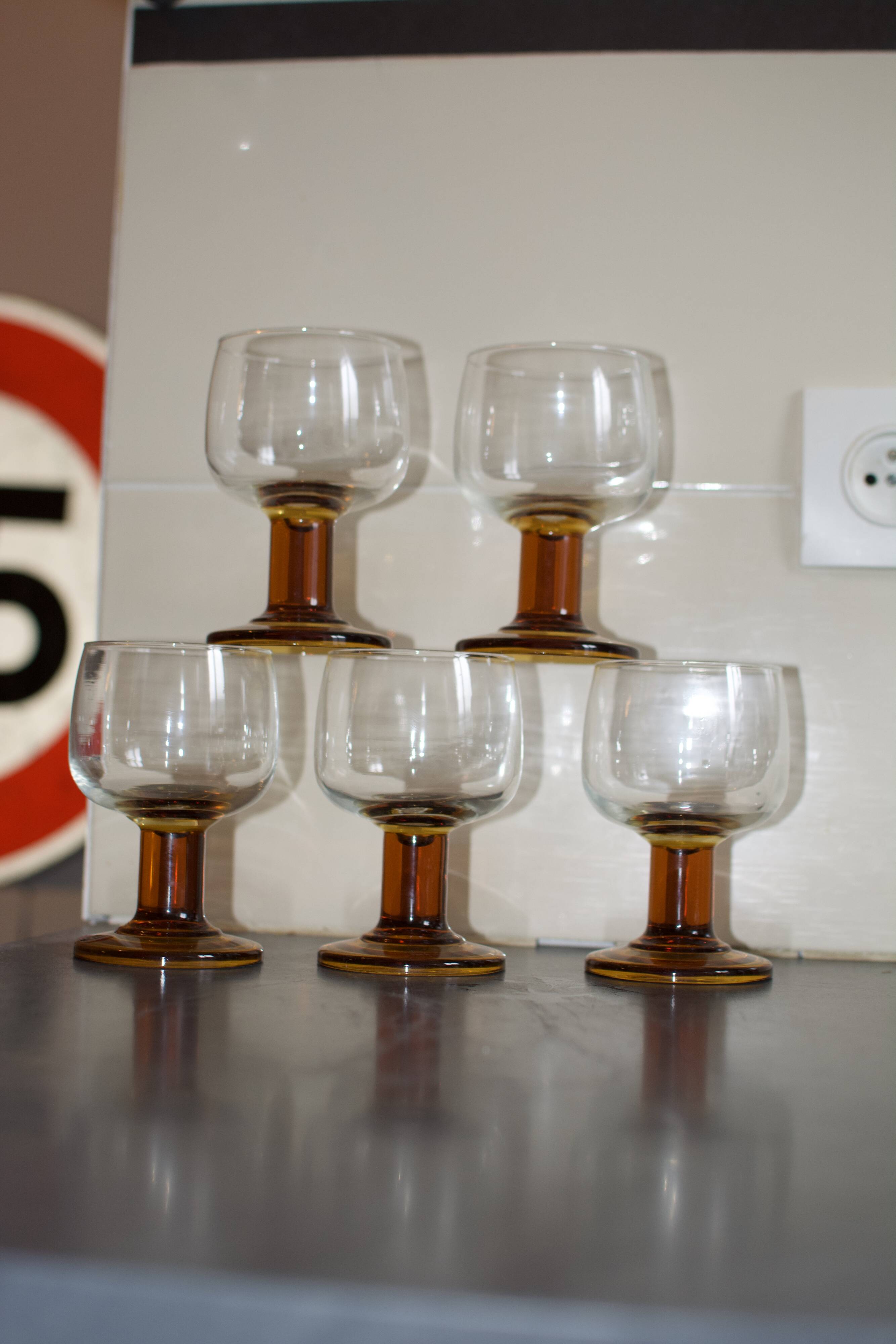 Verres vintage années 70 à pieds bloc ambré
