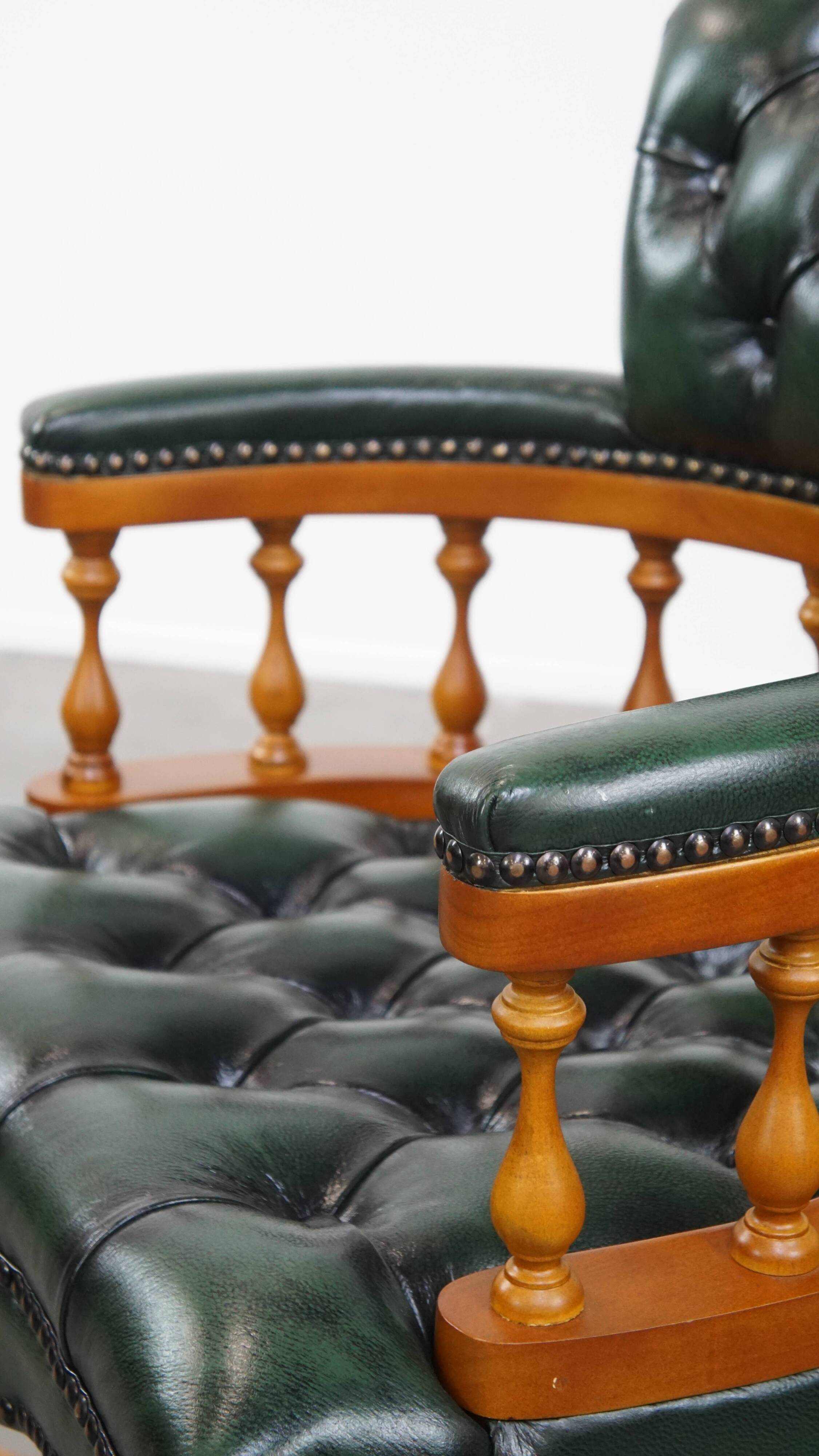 Chaise de bureau Chesterfield verte en cuir de vachette sur roulettes