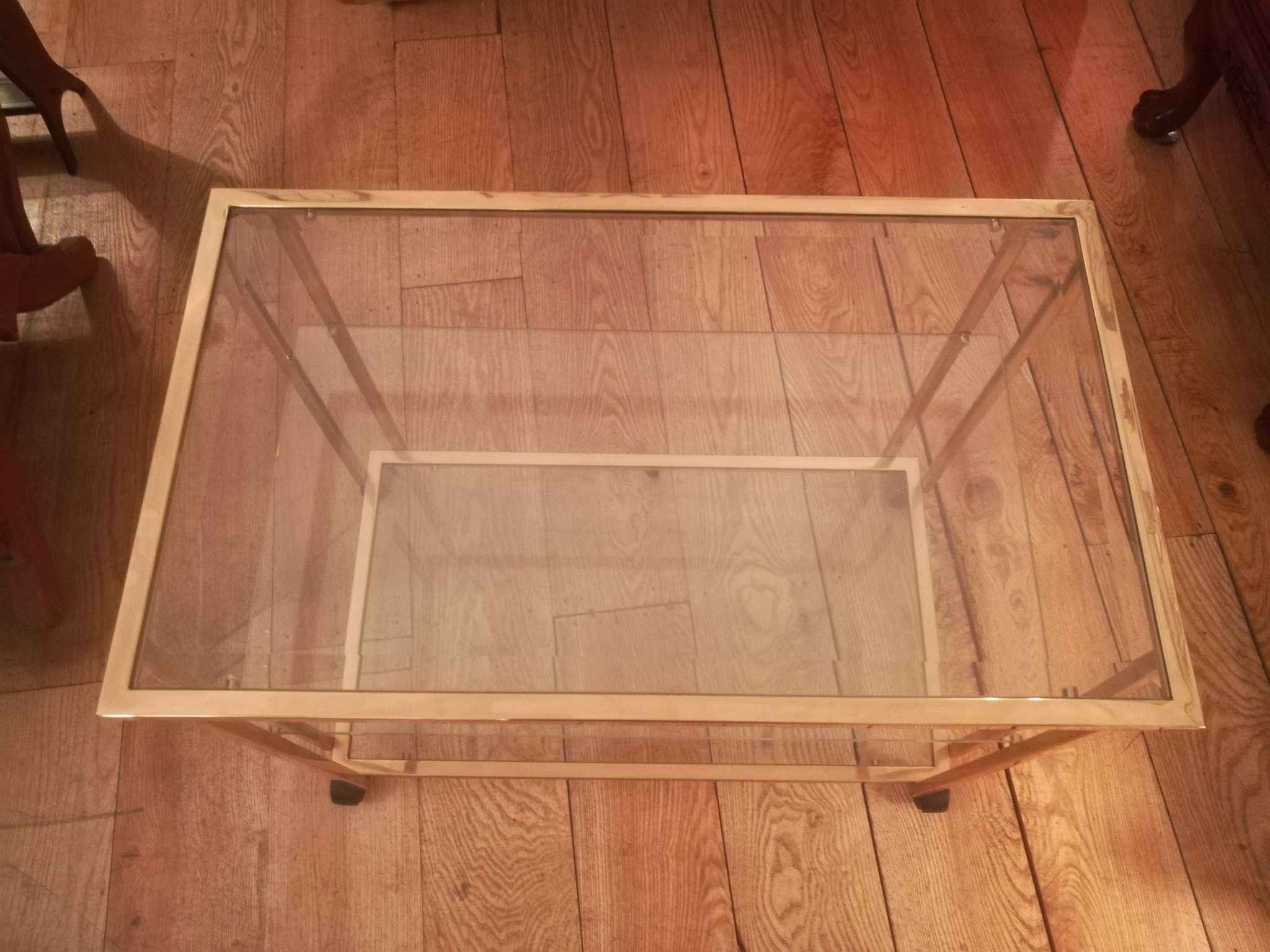 Desserte à roulettes en laiton doré et verre biseauté