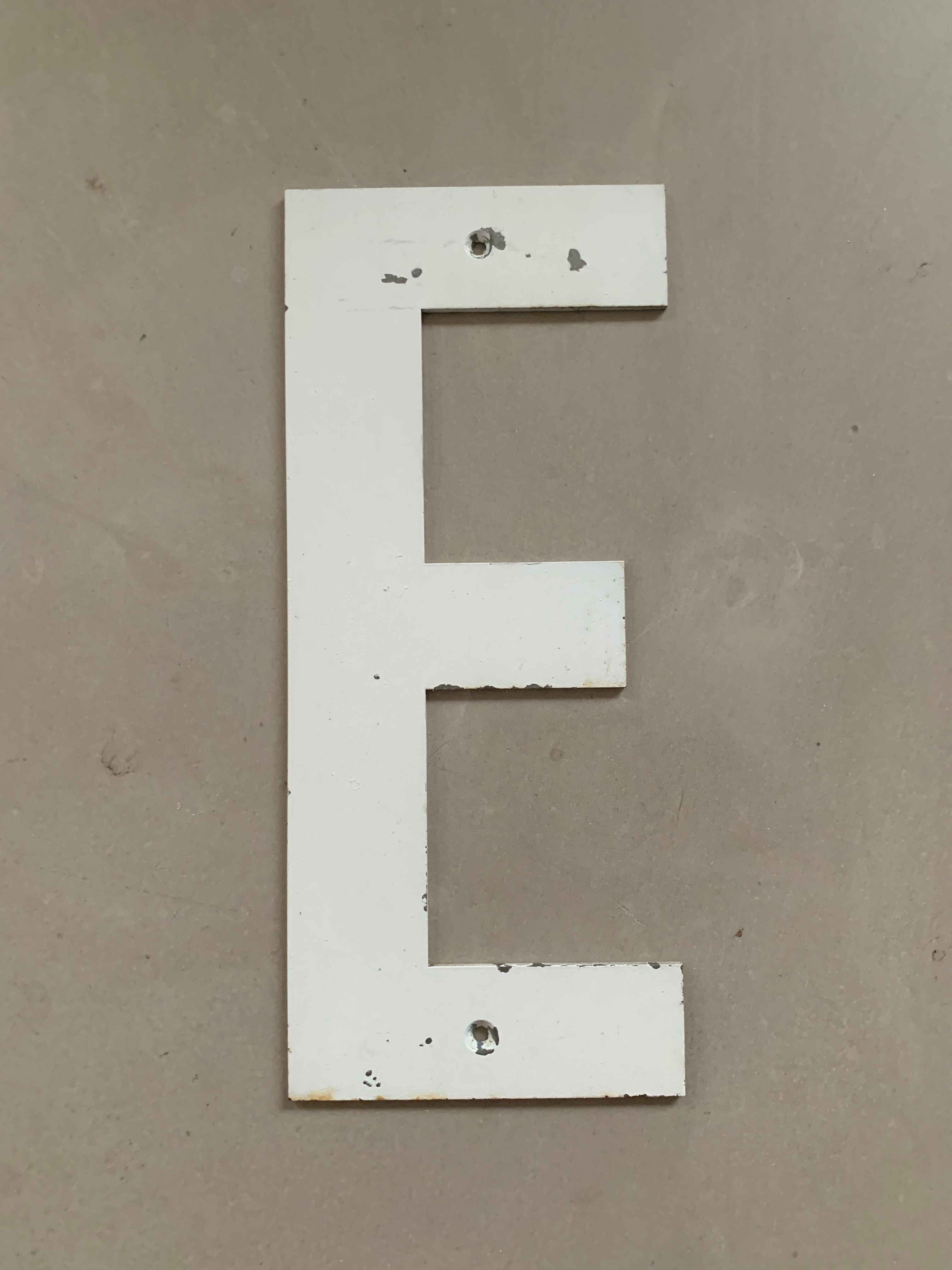 Lettre d’enseigne ancienne E, 27cm