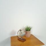 Lampe de table avec base en bois et abat-jour en verre avec des détails bleus vintage