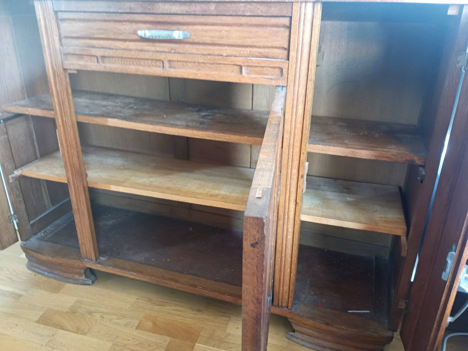 Art Deco buffet in marble and carved wood