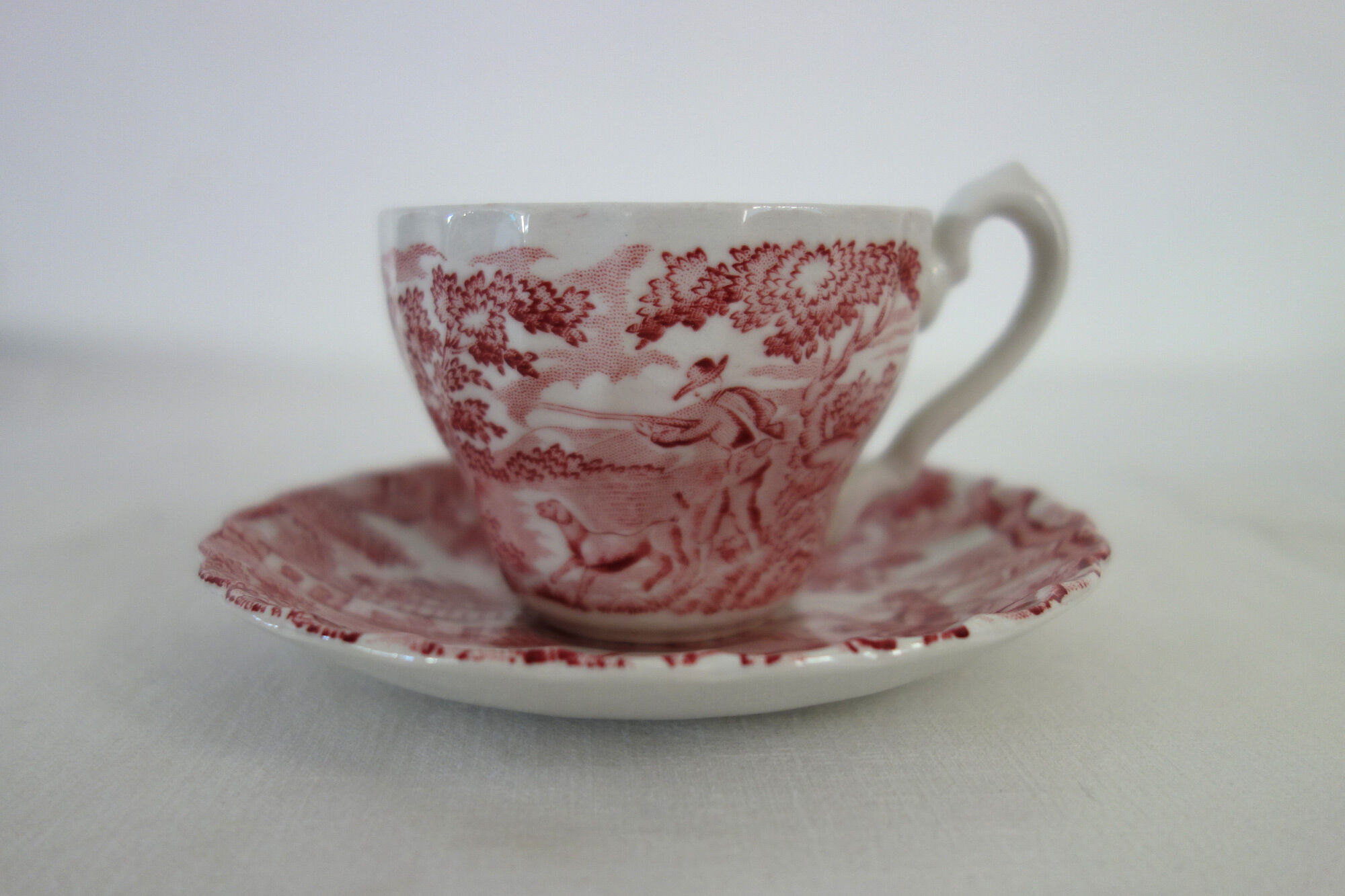 Set of 6 cups with saucers and milk jug The Hunter, England vintage