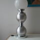 Lampe vintage aluminium et opaline signée