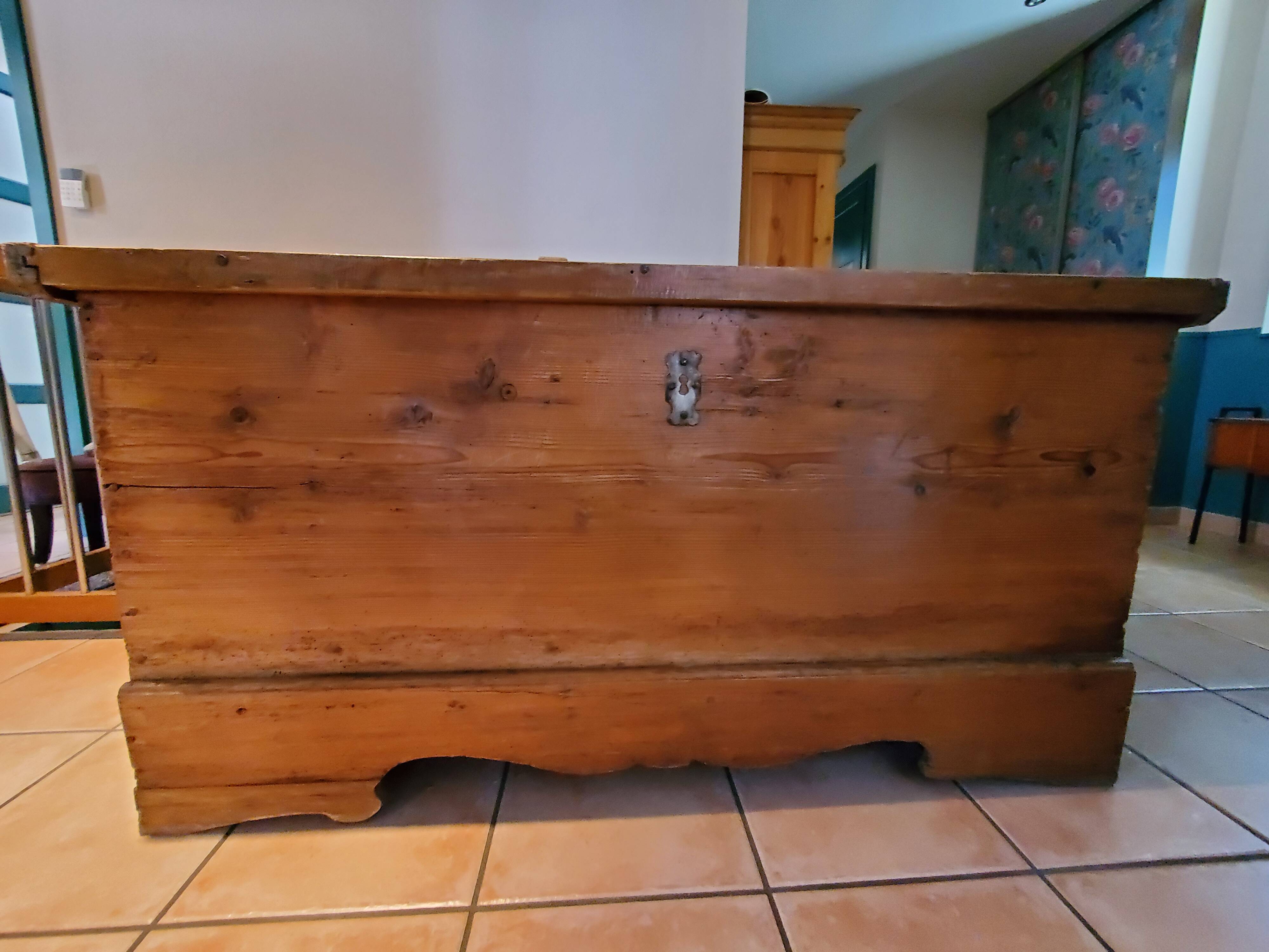Coffre de mariage en bois massif