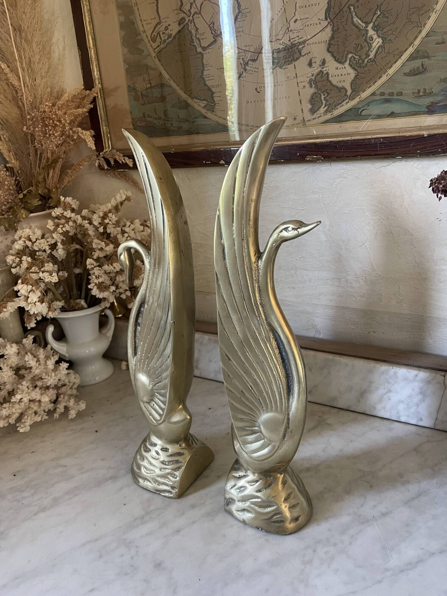 Pair of brass bookends, sculptural swans in Art Nouveau style.