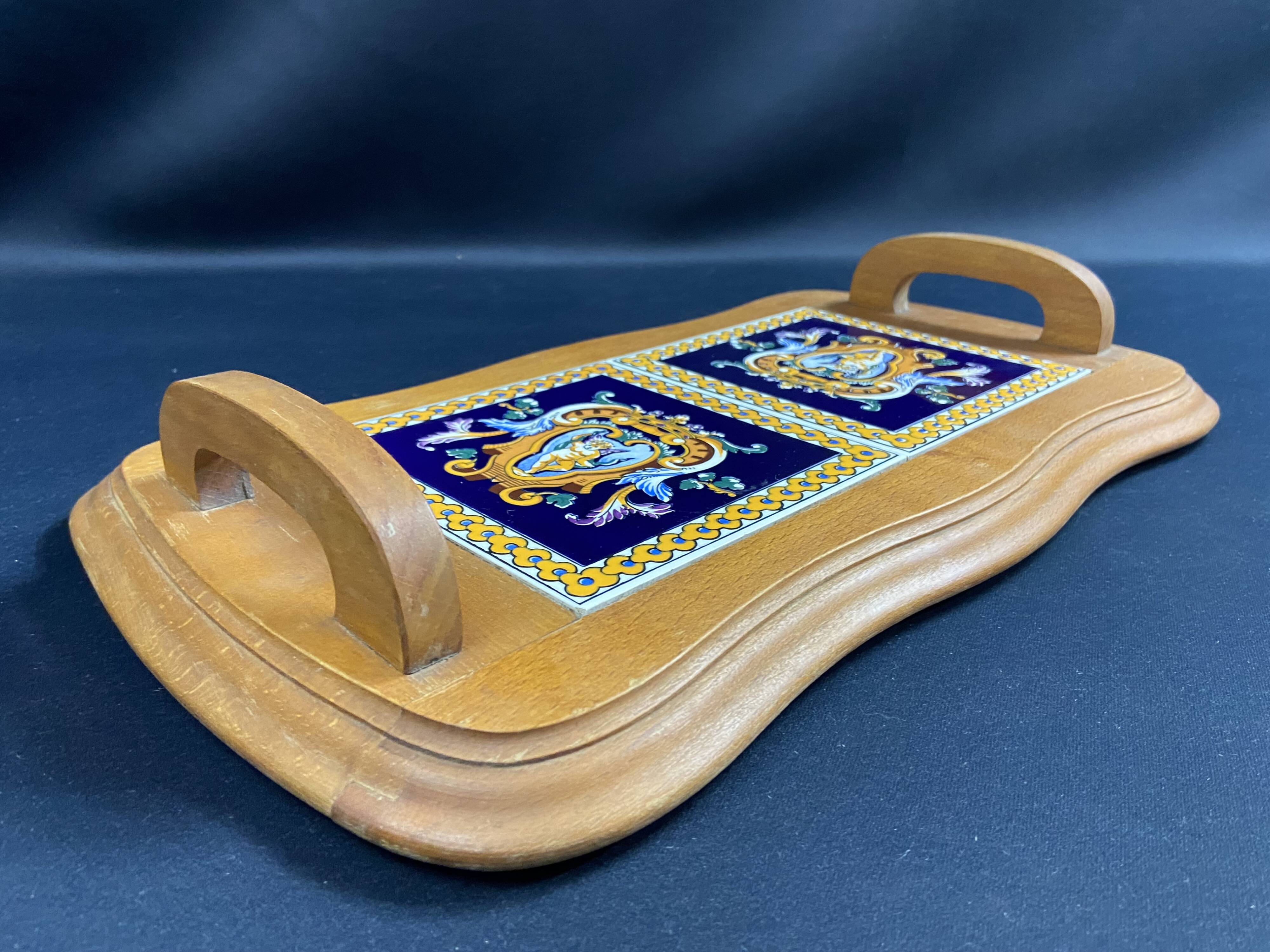 Plateau de service en hêtre et carreaux faïence de Gien décor Renaissance