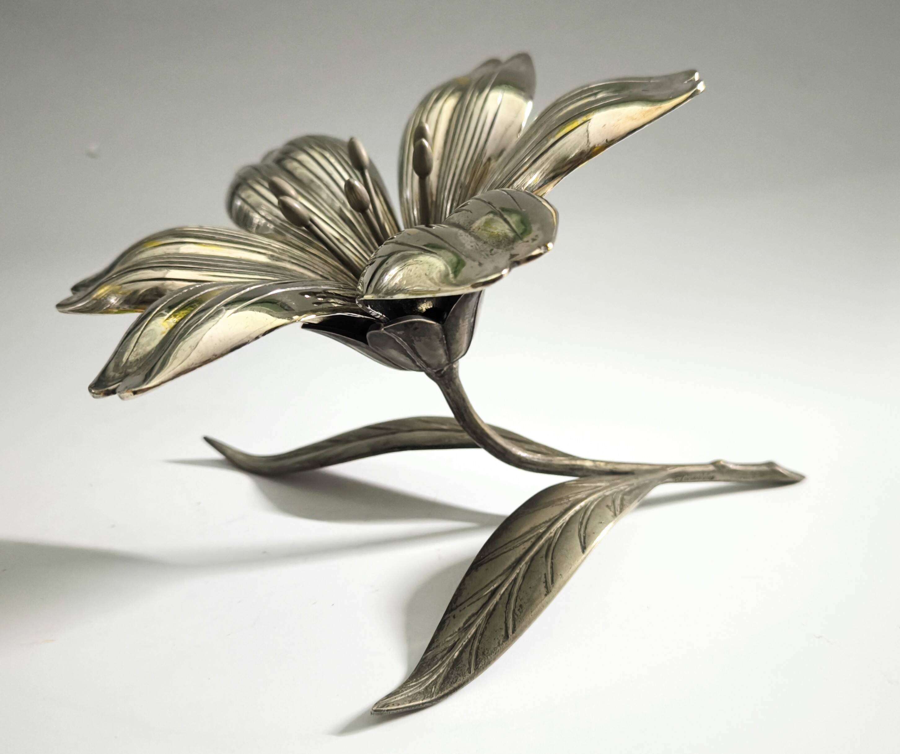 Metal ashtray in the shape of a flower, Sharp 1960s.