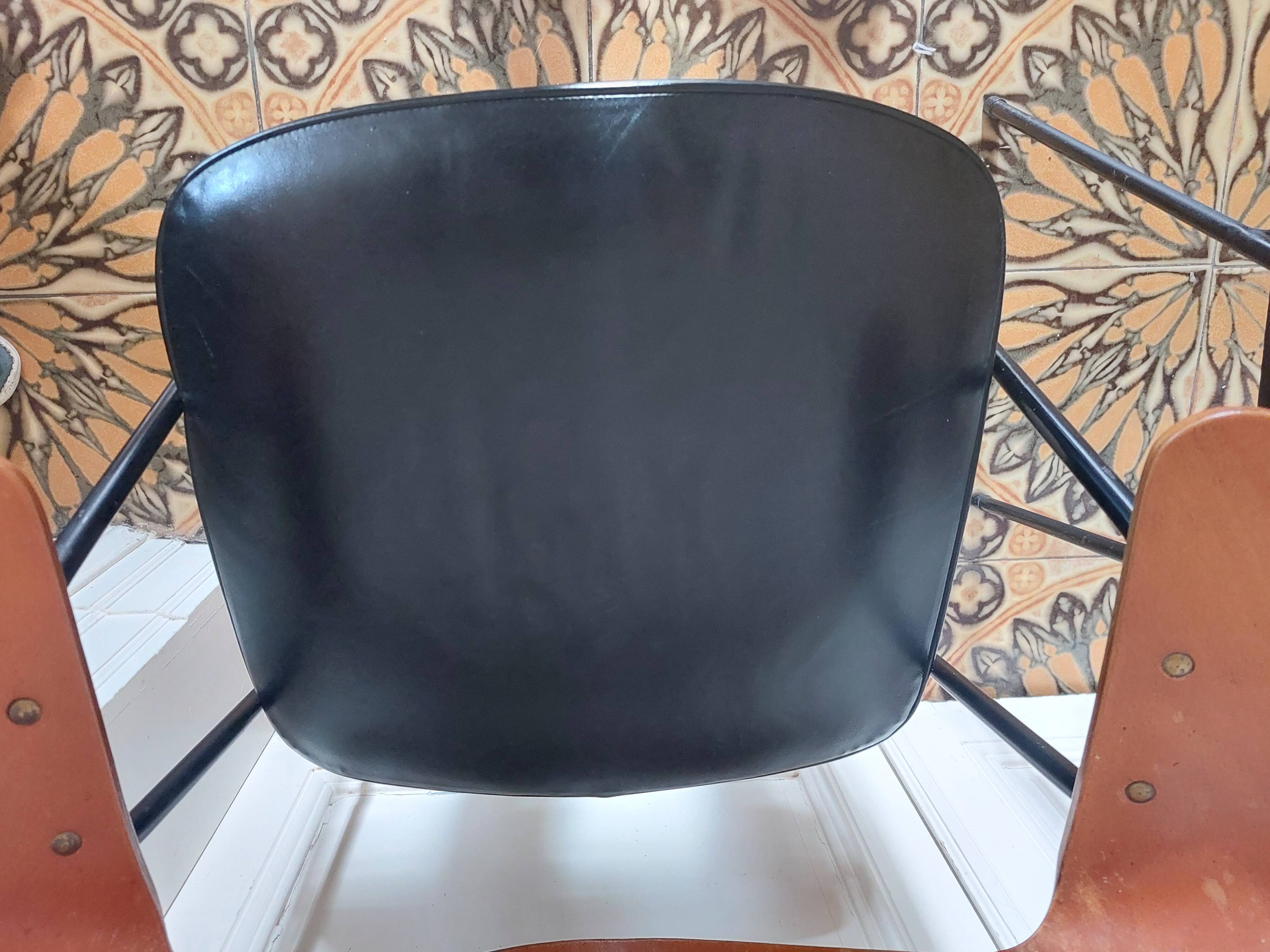 2 fauteuils modèle 675 par Robin Day
