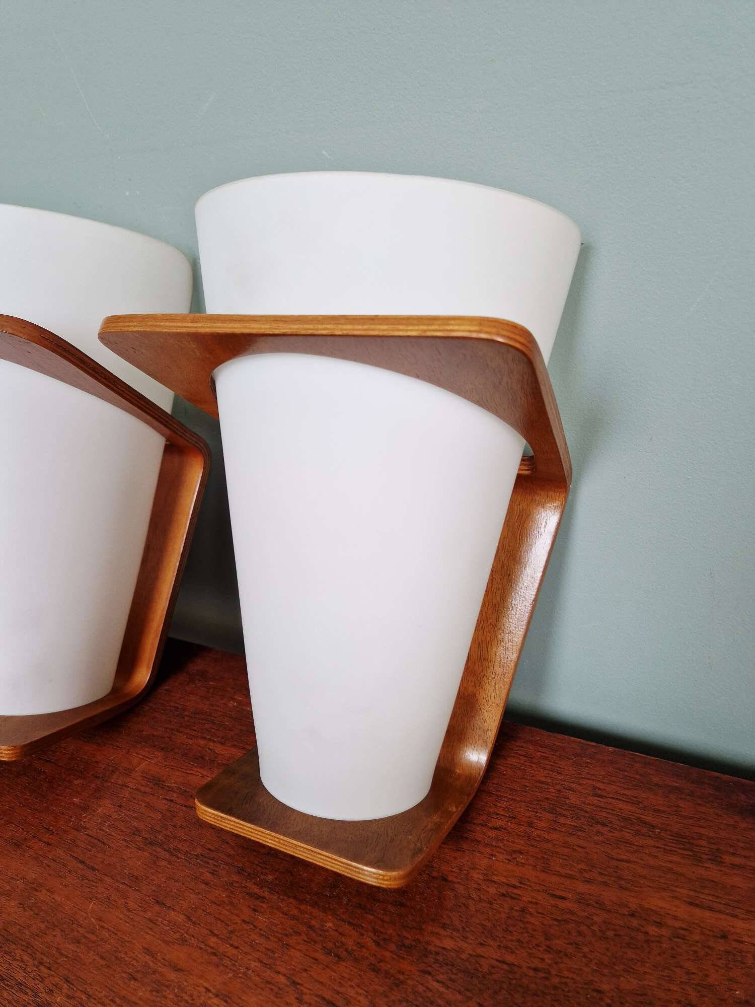 Paire d'appliques Philips en teck et opaline, design Louis Kalff, 1950