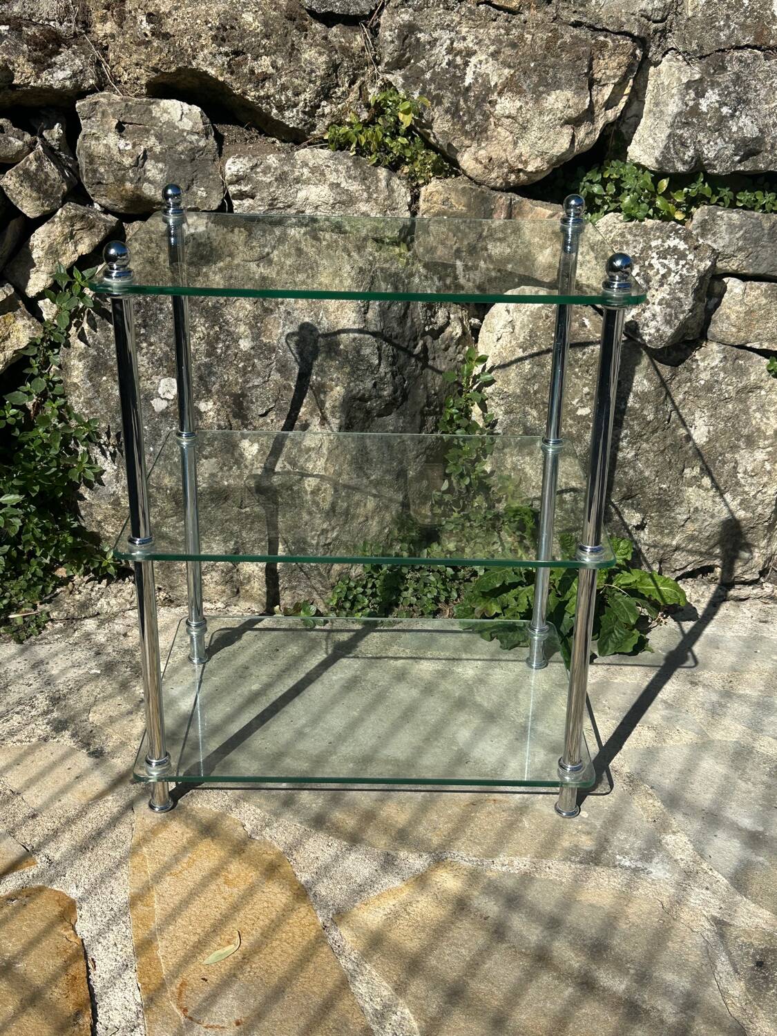Petite étagère en verre et chrome .