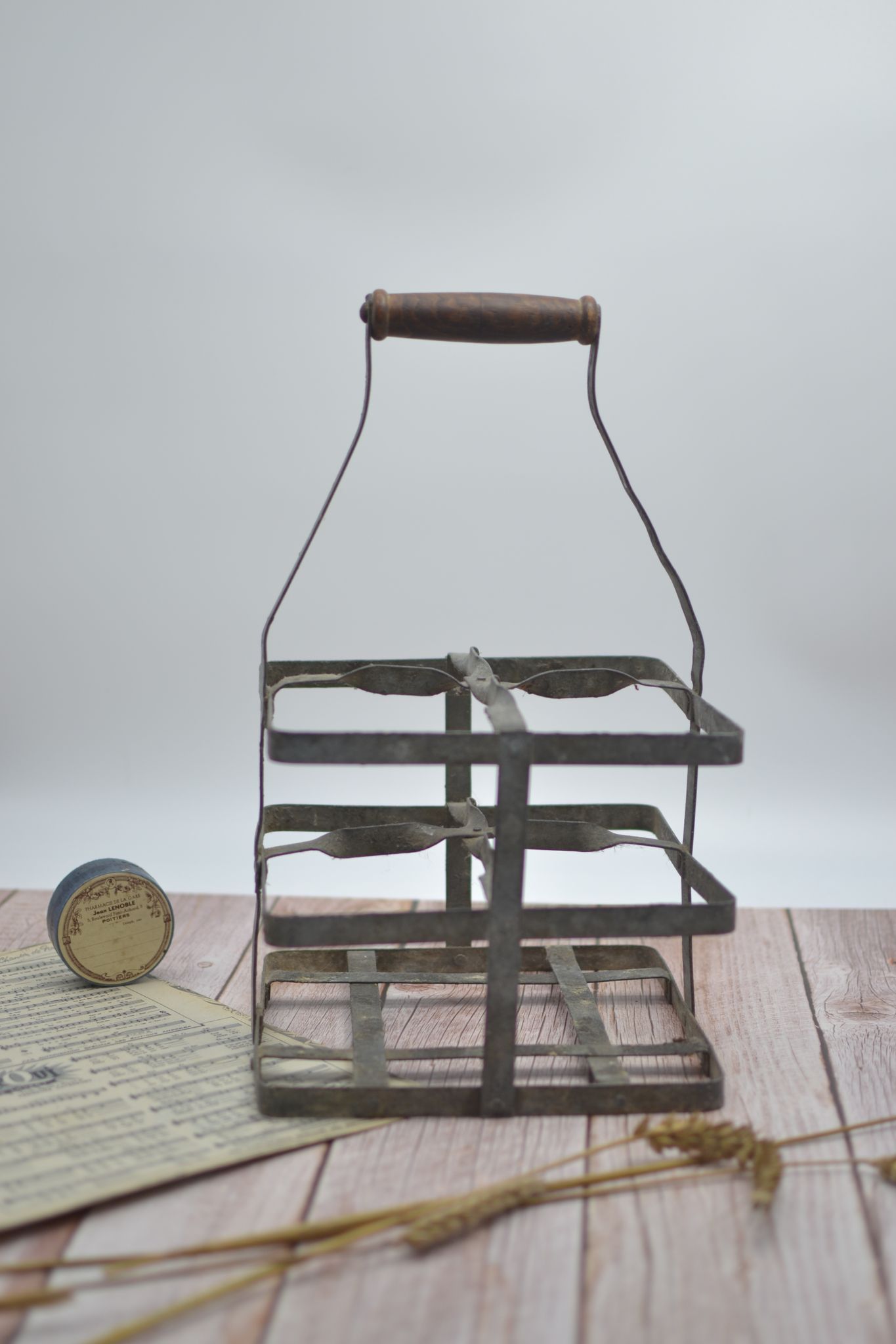 Bottle holder with 4 slots in galvanized zinc with wooden handles